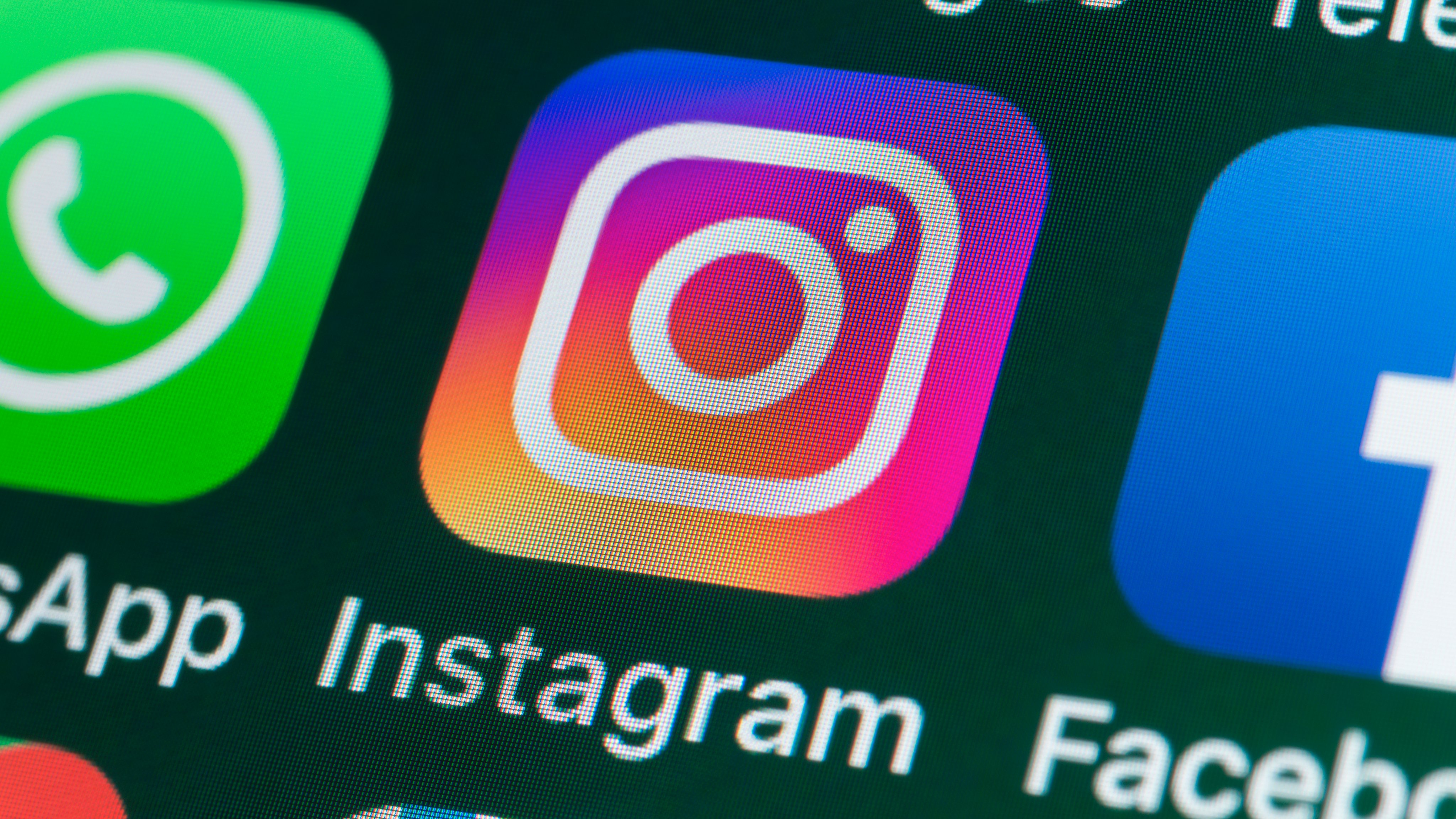 Instagram, WhatsApp, Facebook and other Apps on iPhone screen
