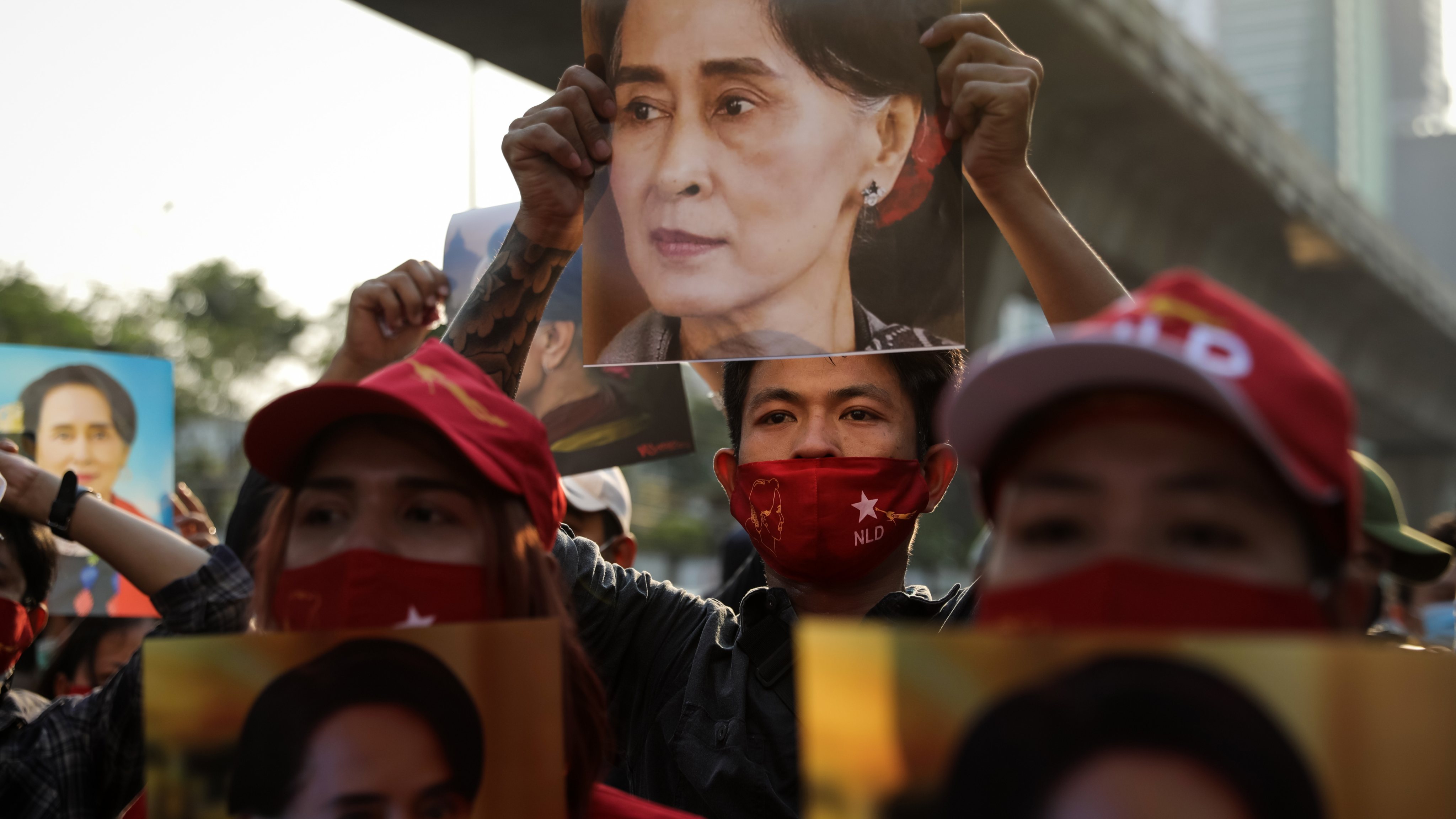 Protestos contra a retirada de Aung San Suu Kyi do poder em Myanmar