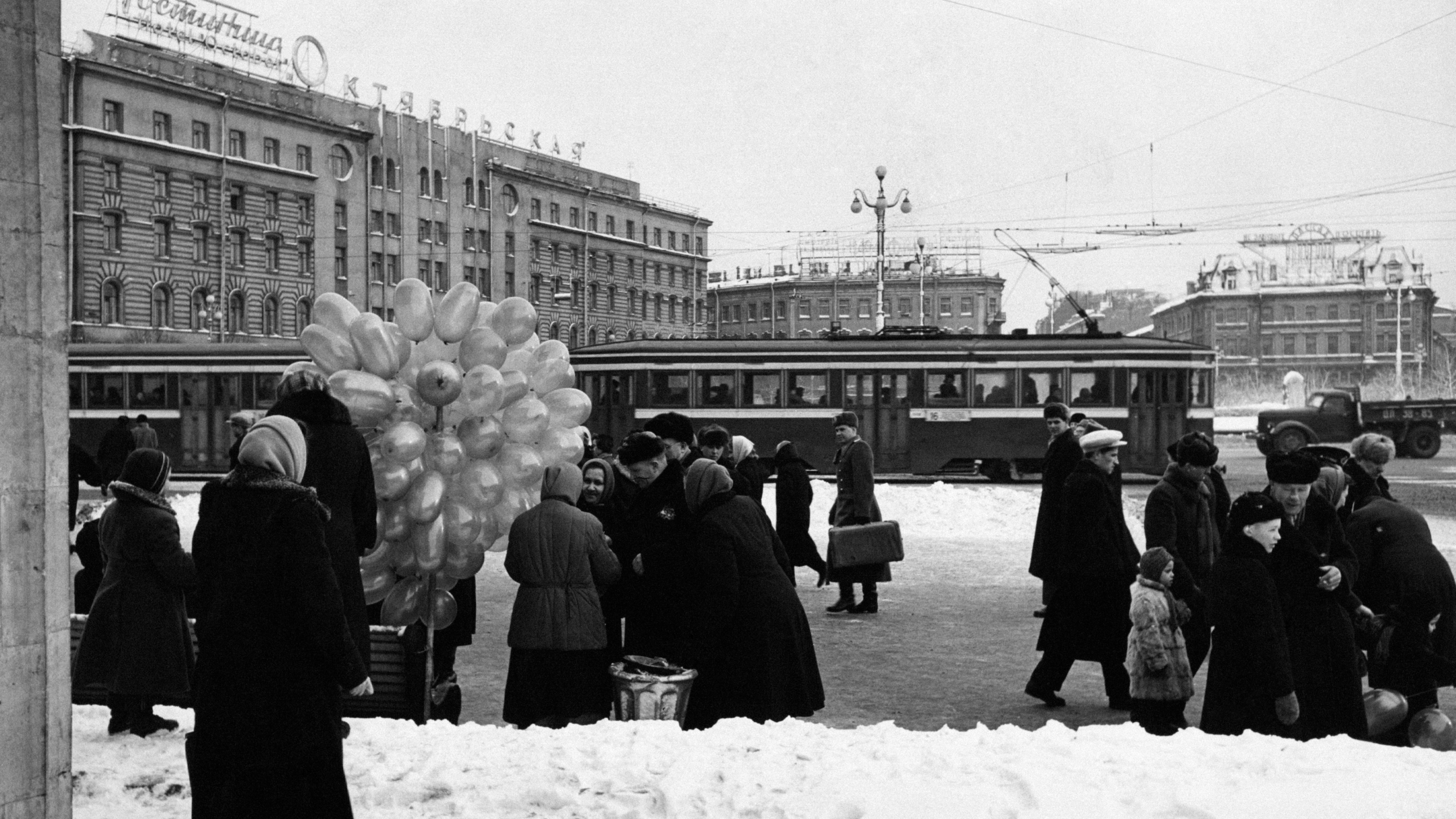 Some curious people next to a bunch of balloons in Vosstaniya Square in Leningrad