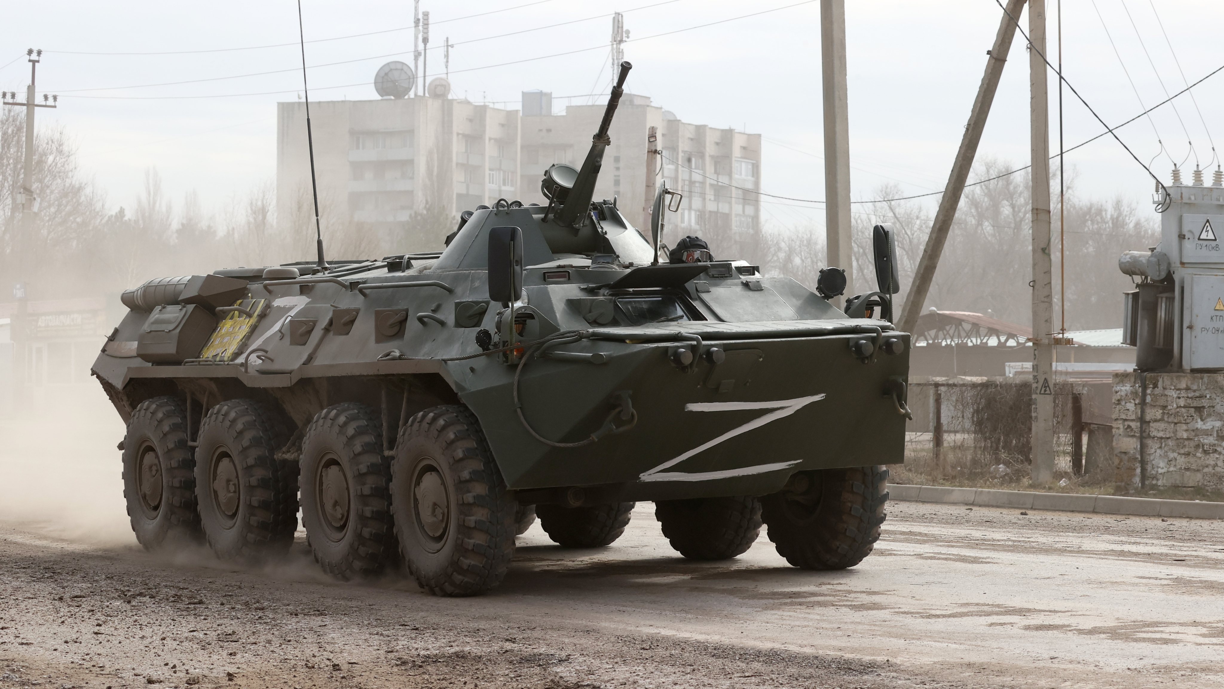 Um tanque russo a deslocar-se no norte da Crimeia