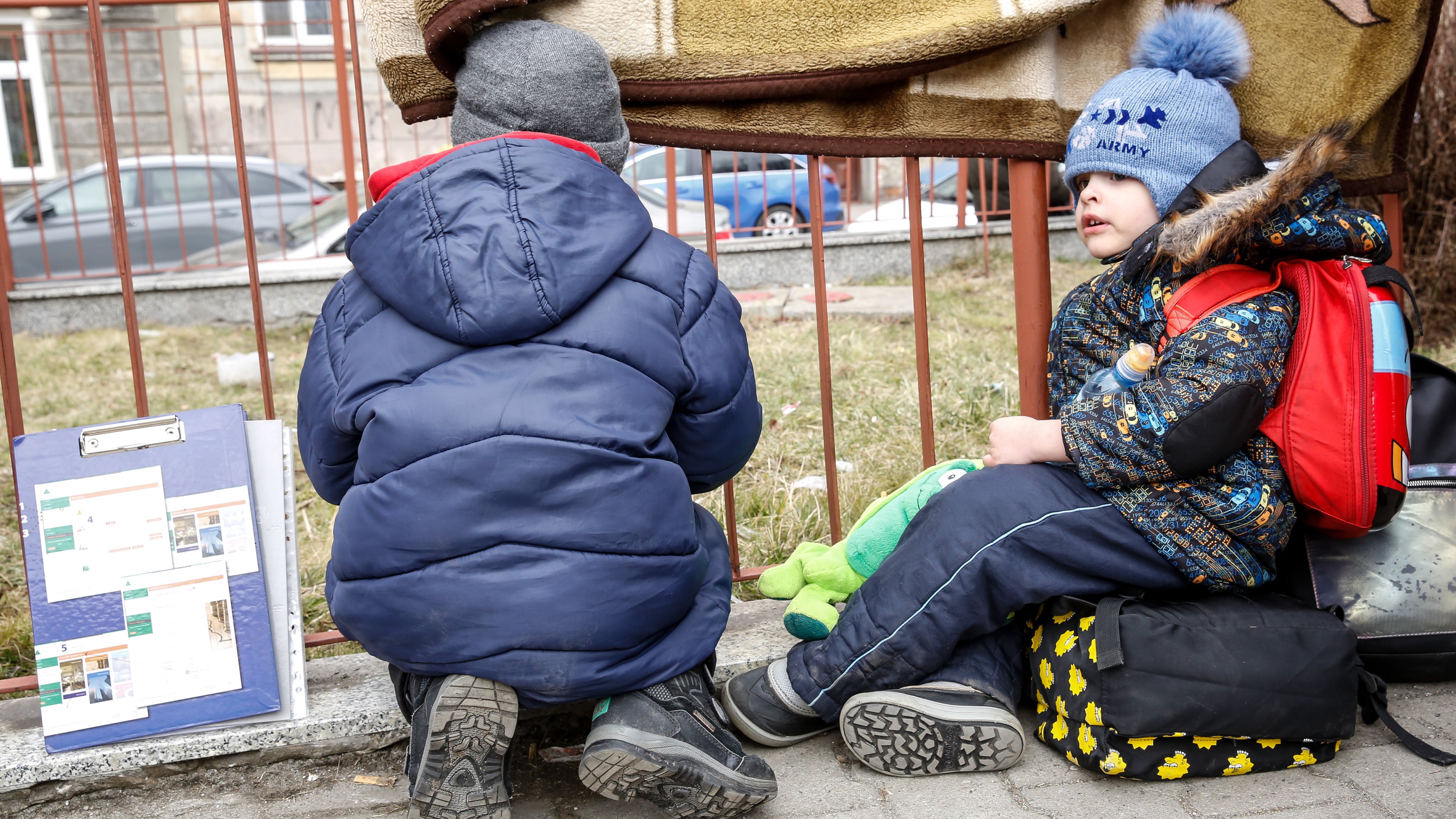Duas crianças refugiadas da Ucrânia