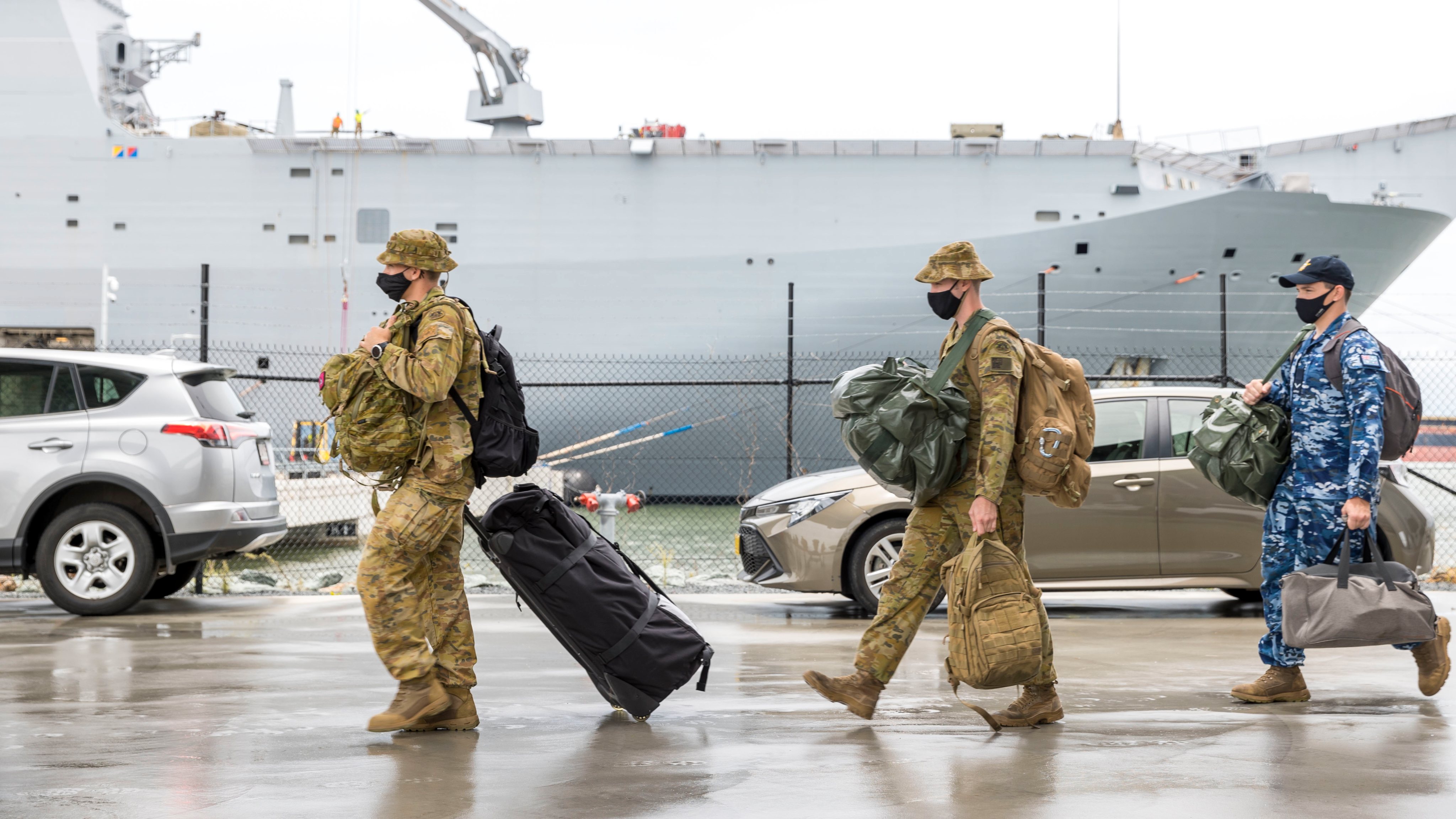 Militares australianos embarcam no HMAS Adelaide para auxiliar a população de Tonga