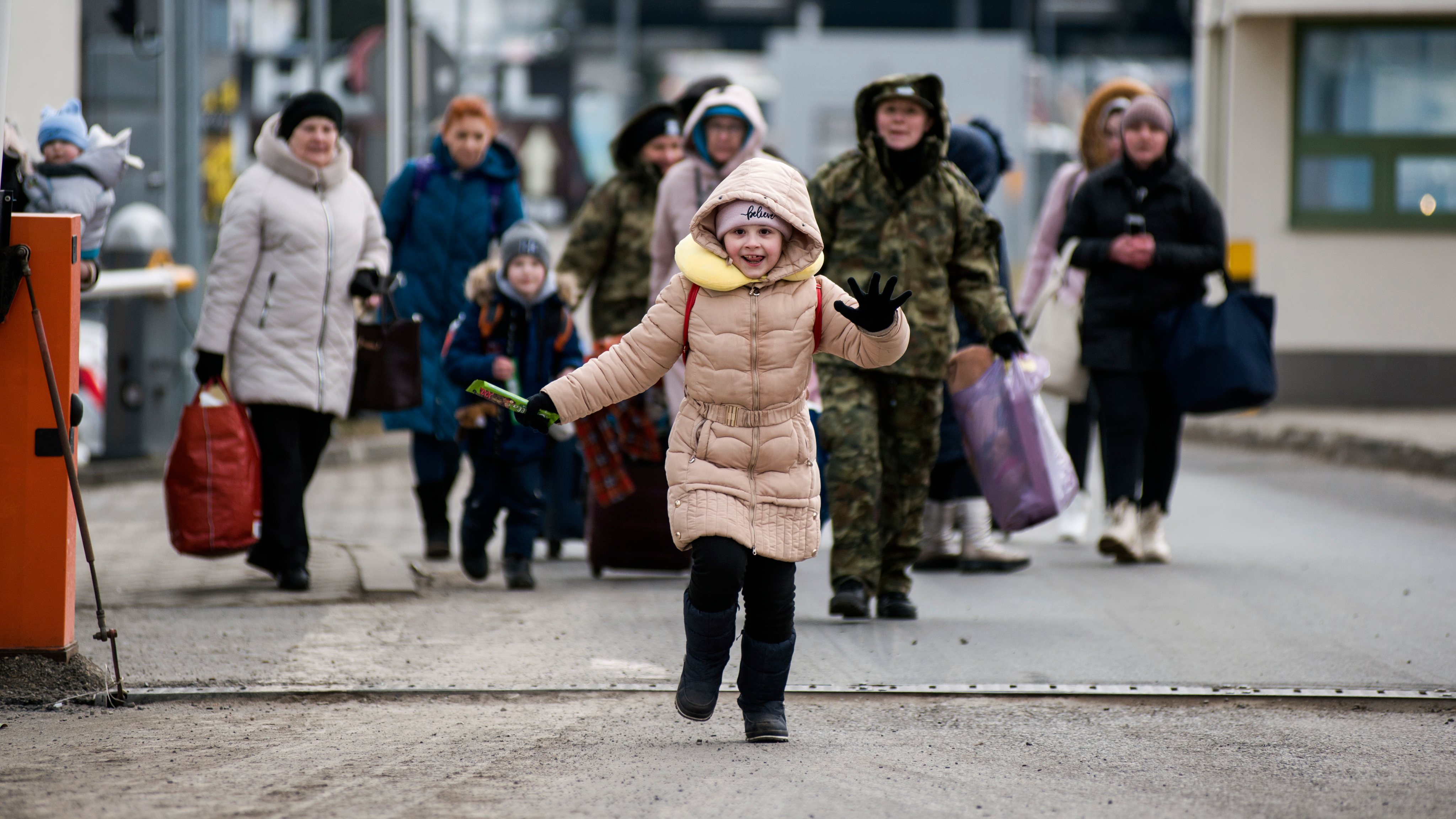 Refugiados da guerra na Ucrânia chegam à fronteira polaca