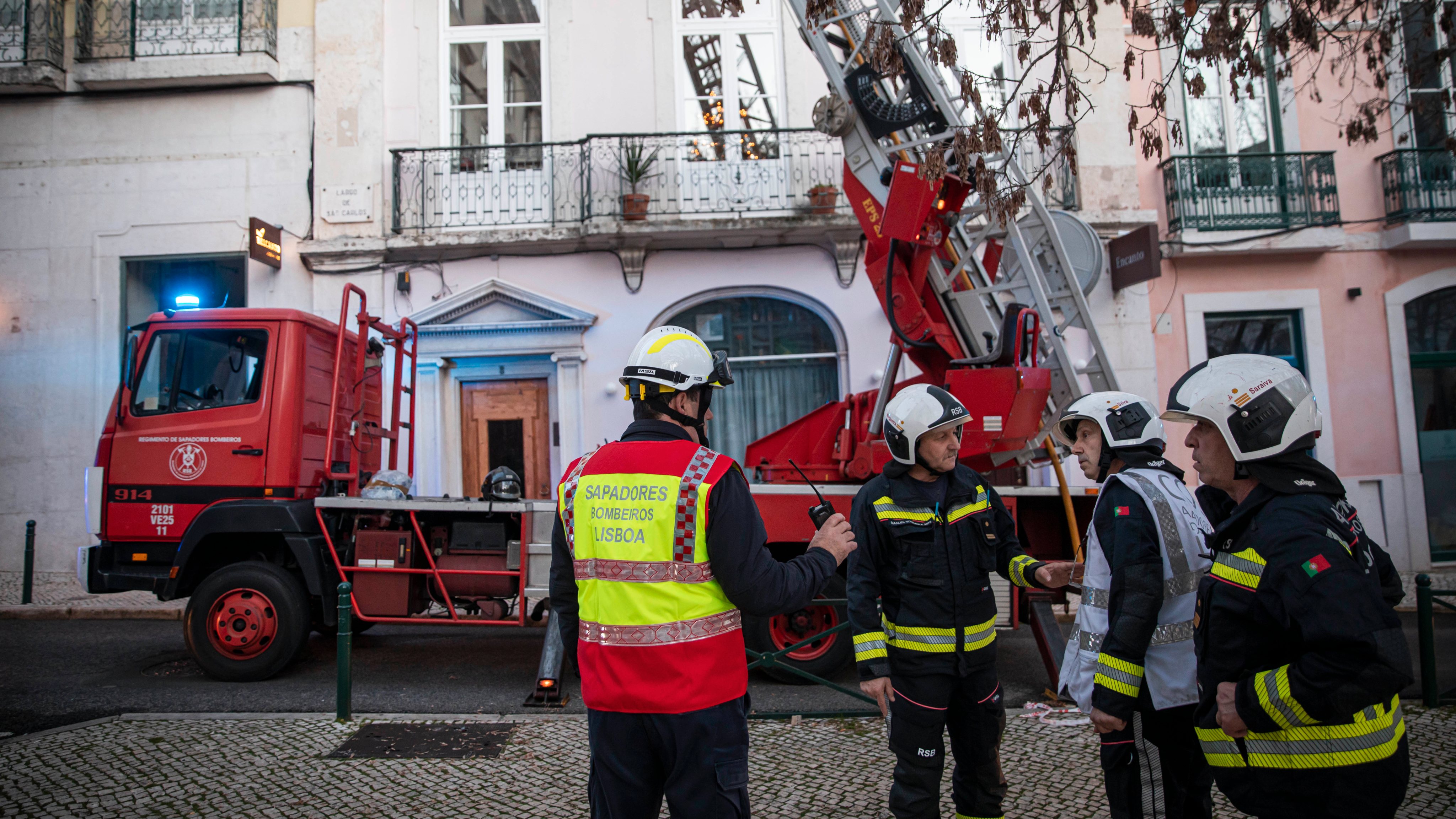 As chamas foram combatidas pelos bombeiros sapadores de Lisboa