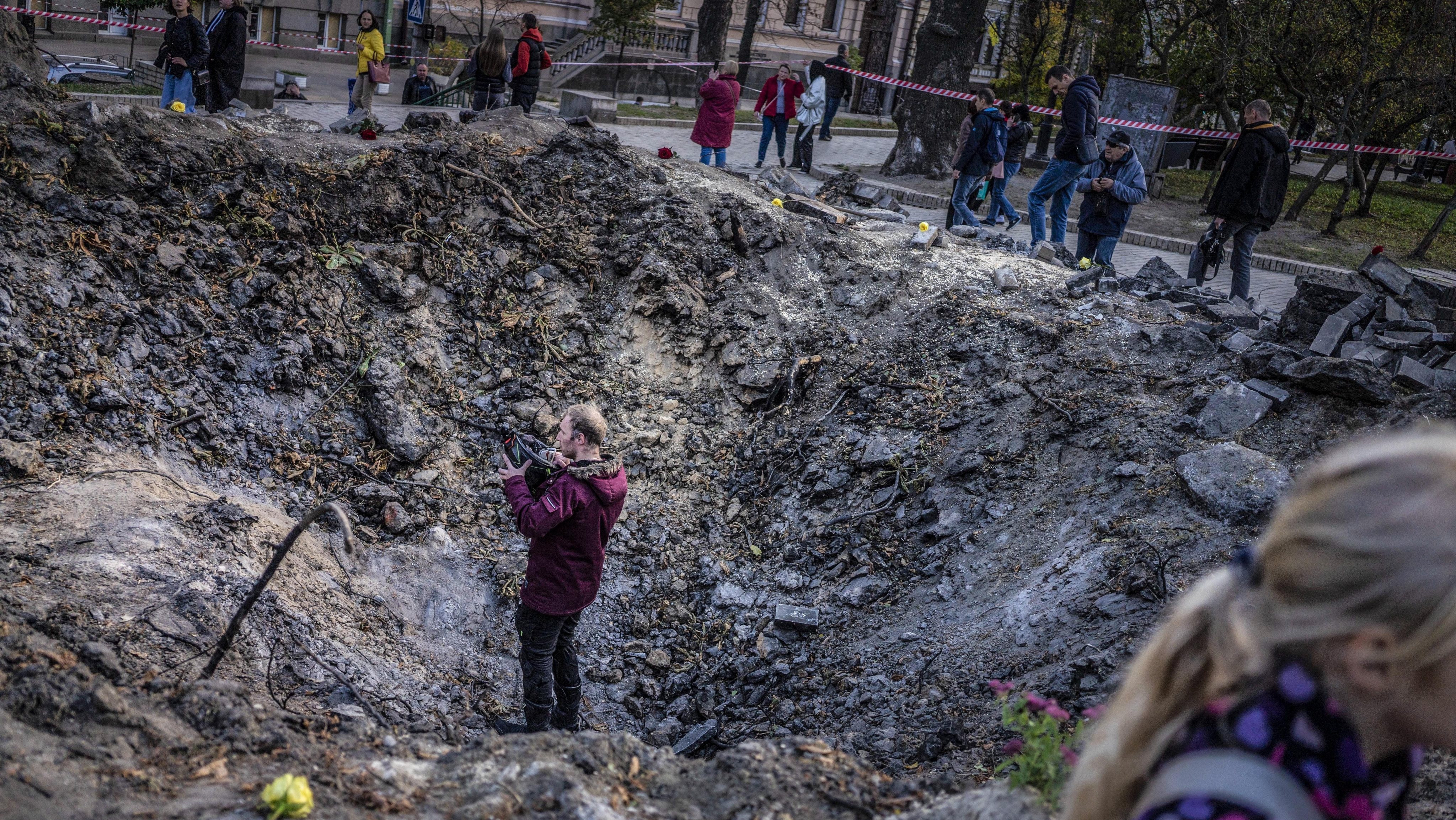 Ukrainians visit and lay flowers on attack site in Kyiv