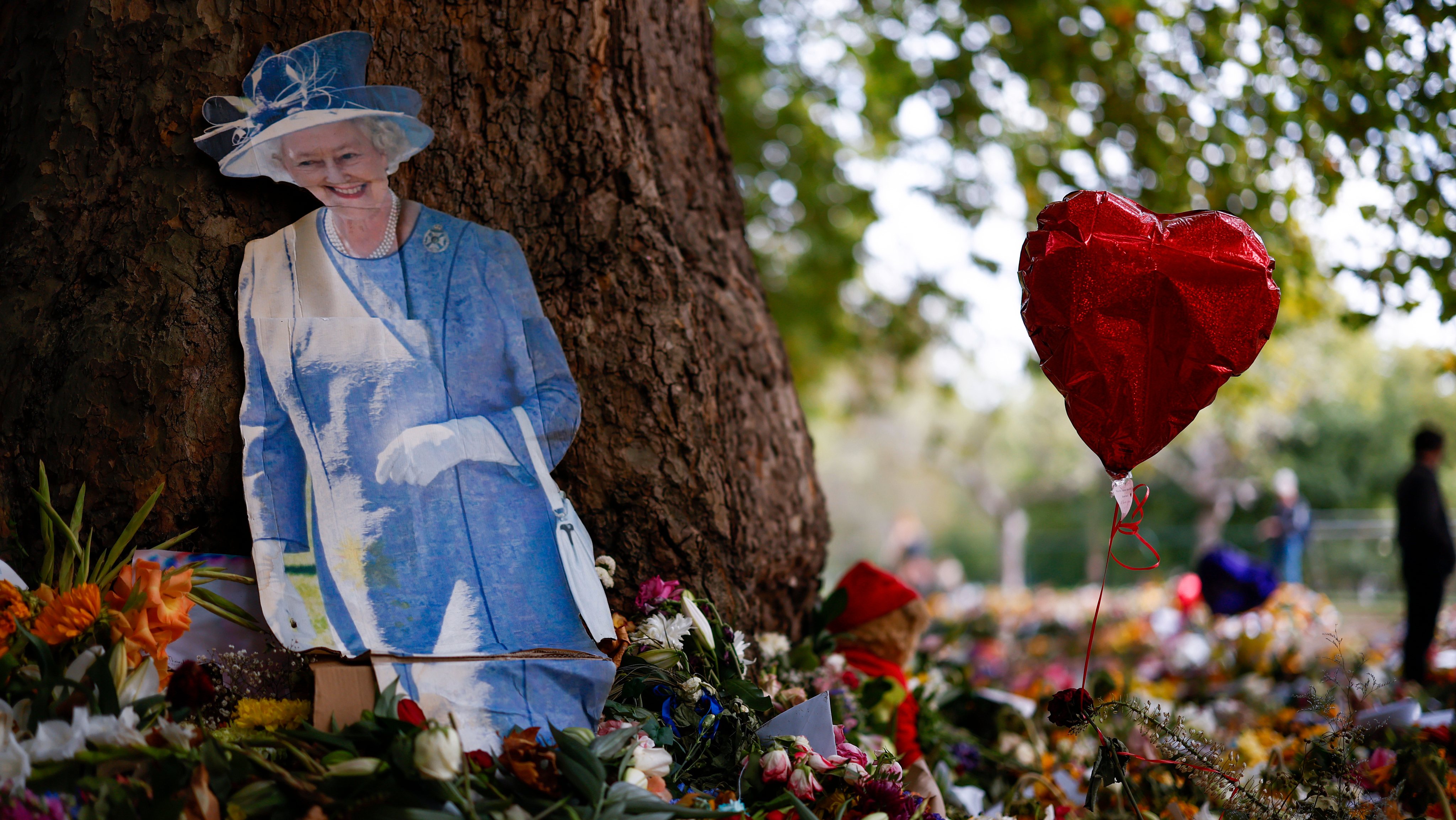 The Nation Mourns The Death Of Queen Elizabeth II - Friday