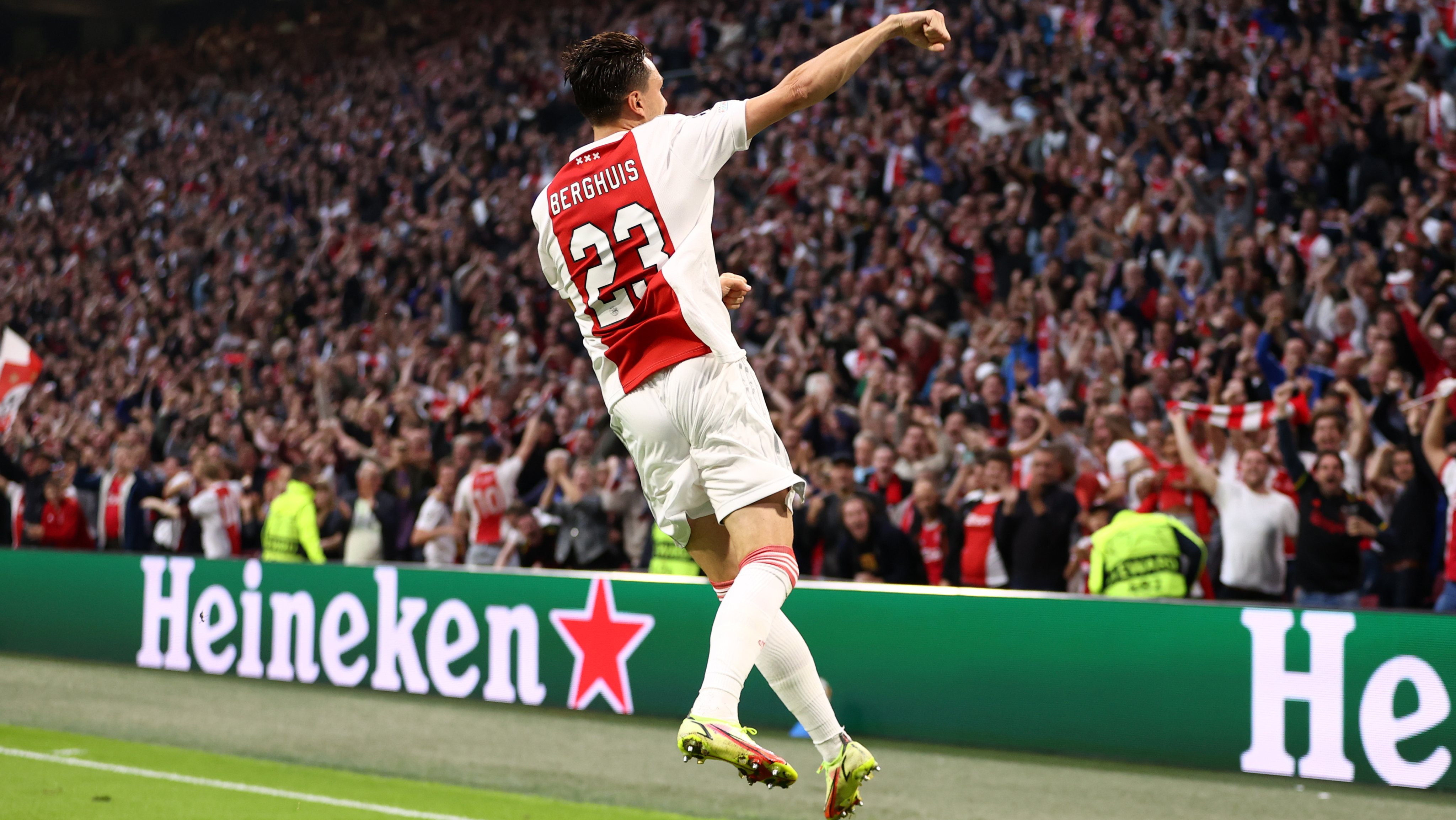 Berghuis fez o 1-0 para o Ajax após grande jogada de Tadic