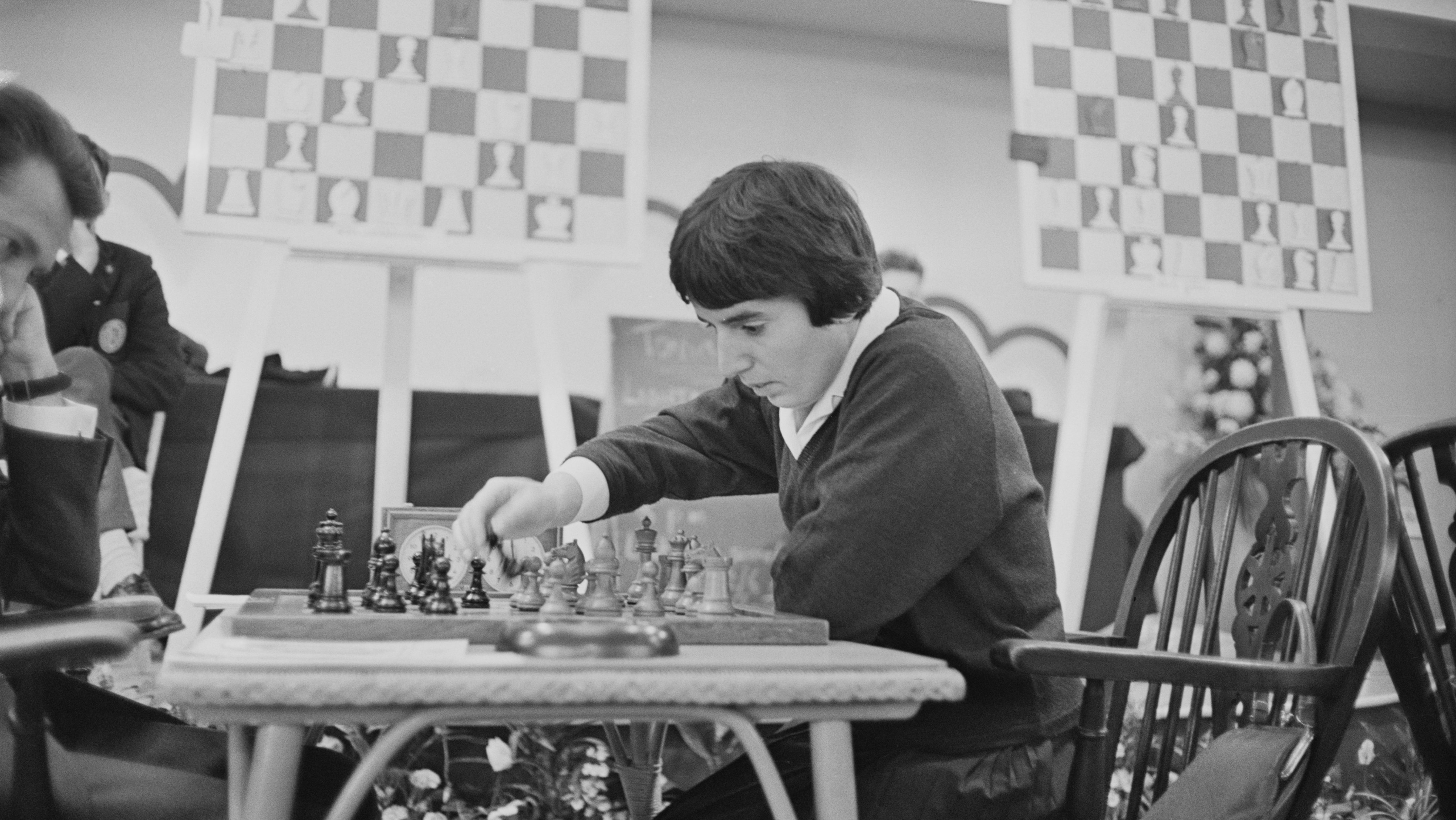 A primeira campeã mundial de xadrez processa Netflix pela série “O Gambito  da Dama” – Observador