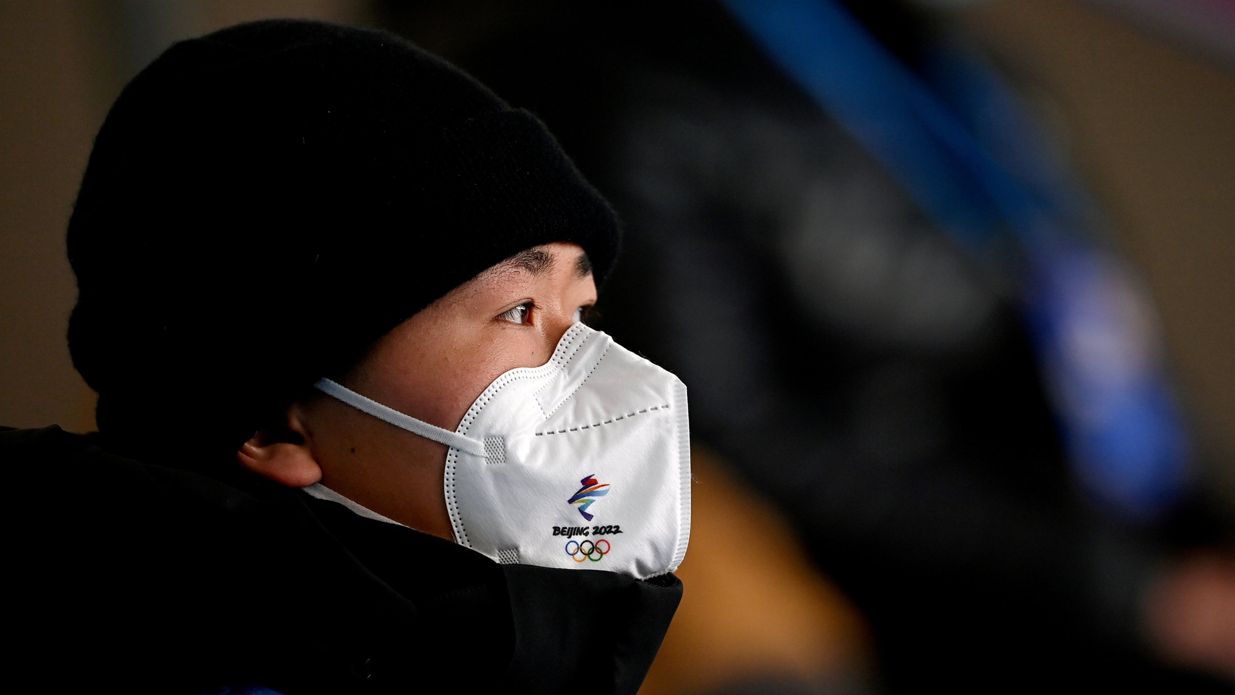 Um oficial dos Jogos Olímpicos de Inverno durante a cerimónia de abertura em Pequim
