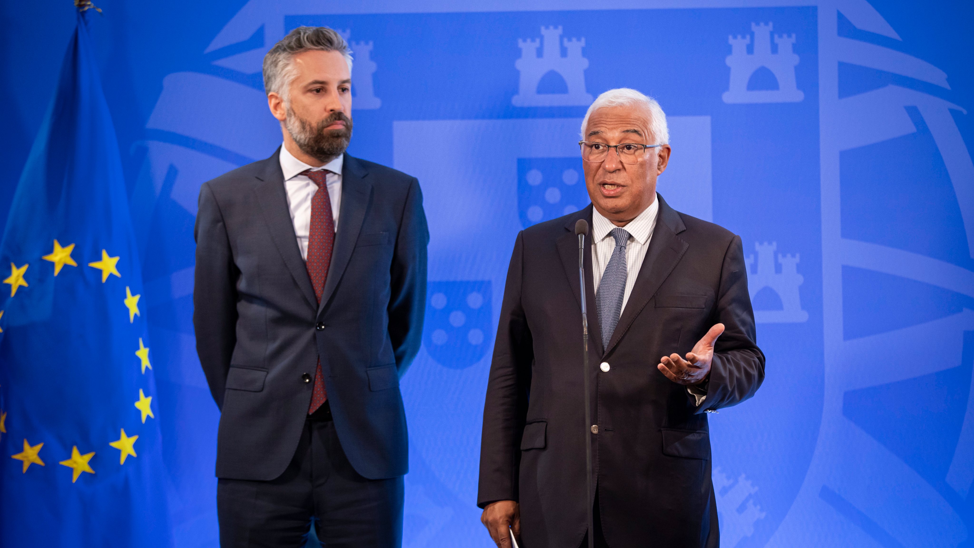 O ministro Pedro Nuno Santos e o primeiro-ministro António Costa, fotografados no dia em que se reuniram com Luís Montenegro e Miguel Pinto Luz para debater o futuro aeroporto
