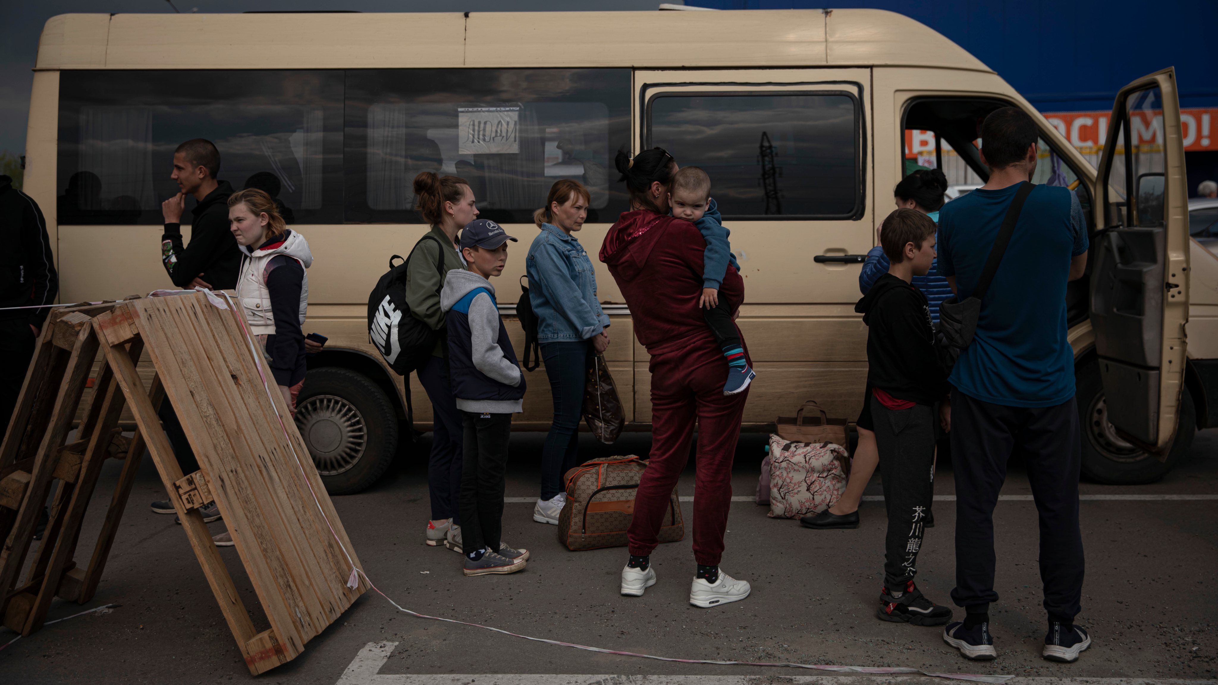Chegada de civis vindos de Mariupol ao centro de acolhimento em Zaporíjia, no início desta semana