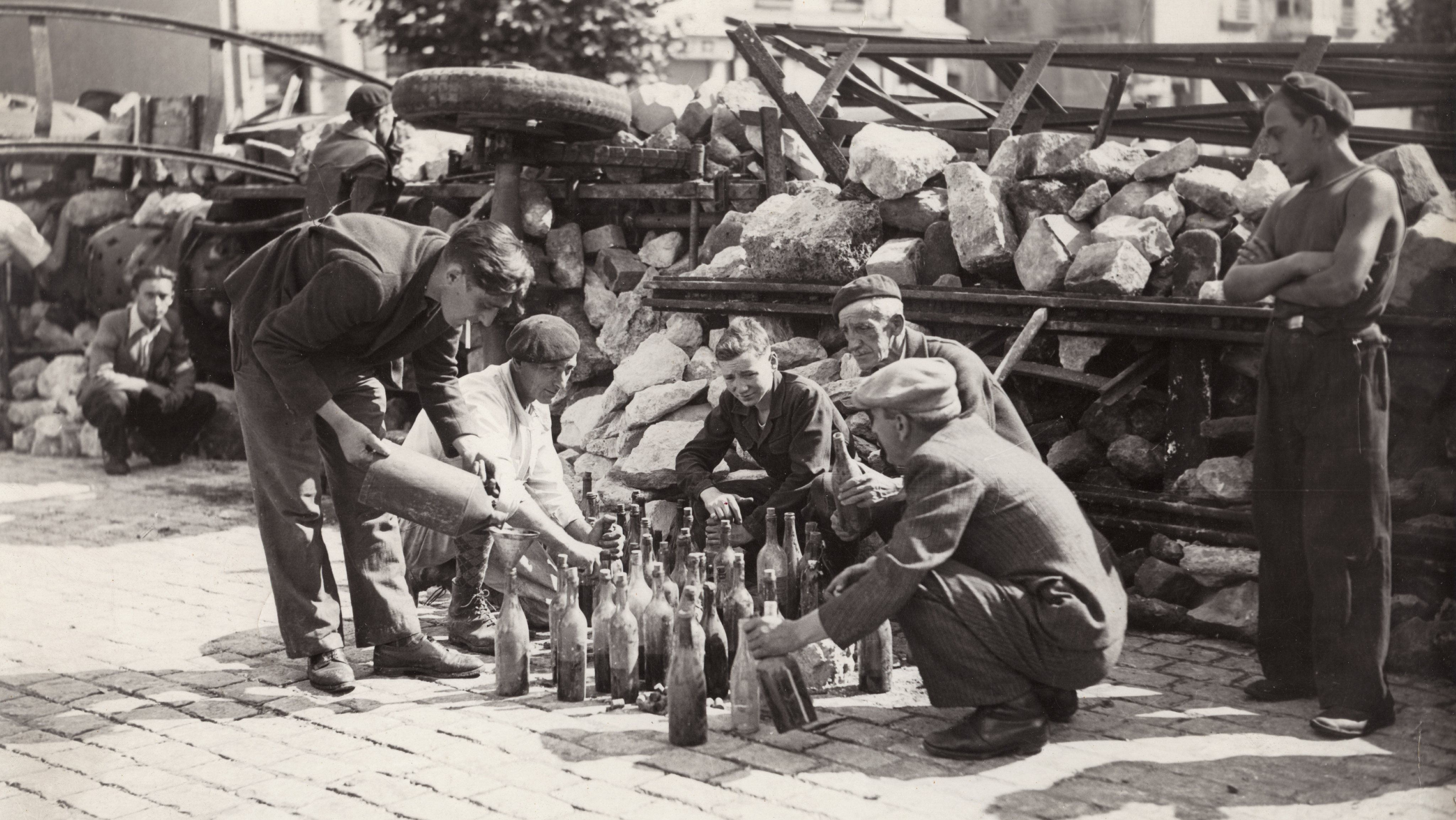 Elementos da Resistência francesa preparam cockatils Molotov em Paris, Agosto de 1944