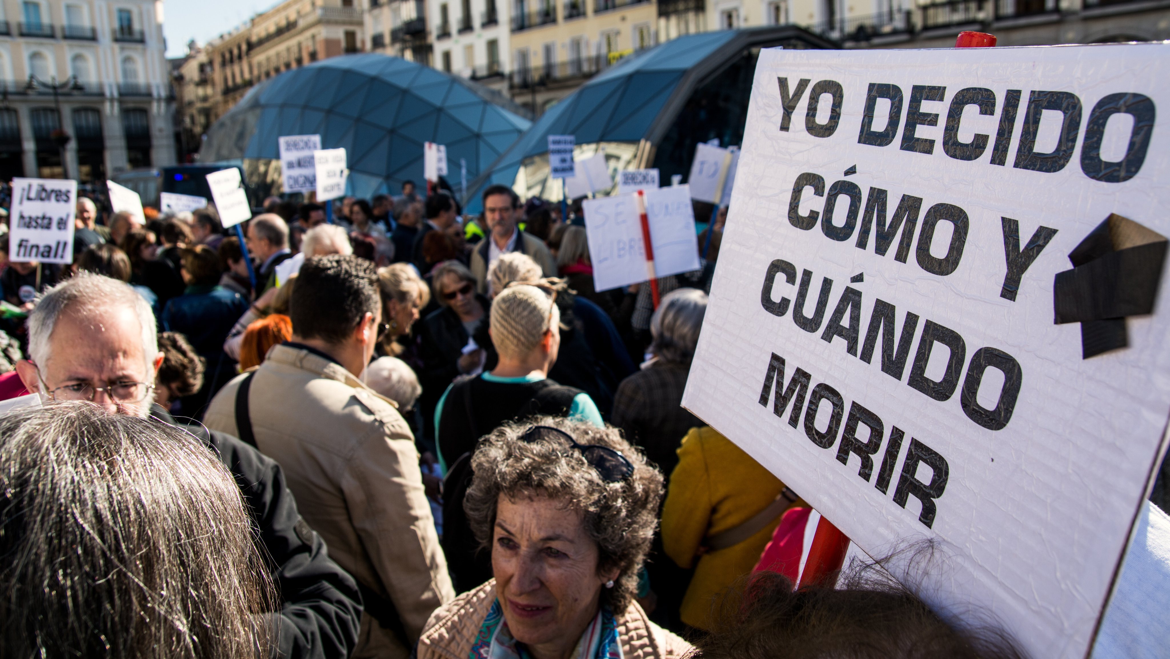People protest in Madrid demanding freedom for dignified