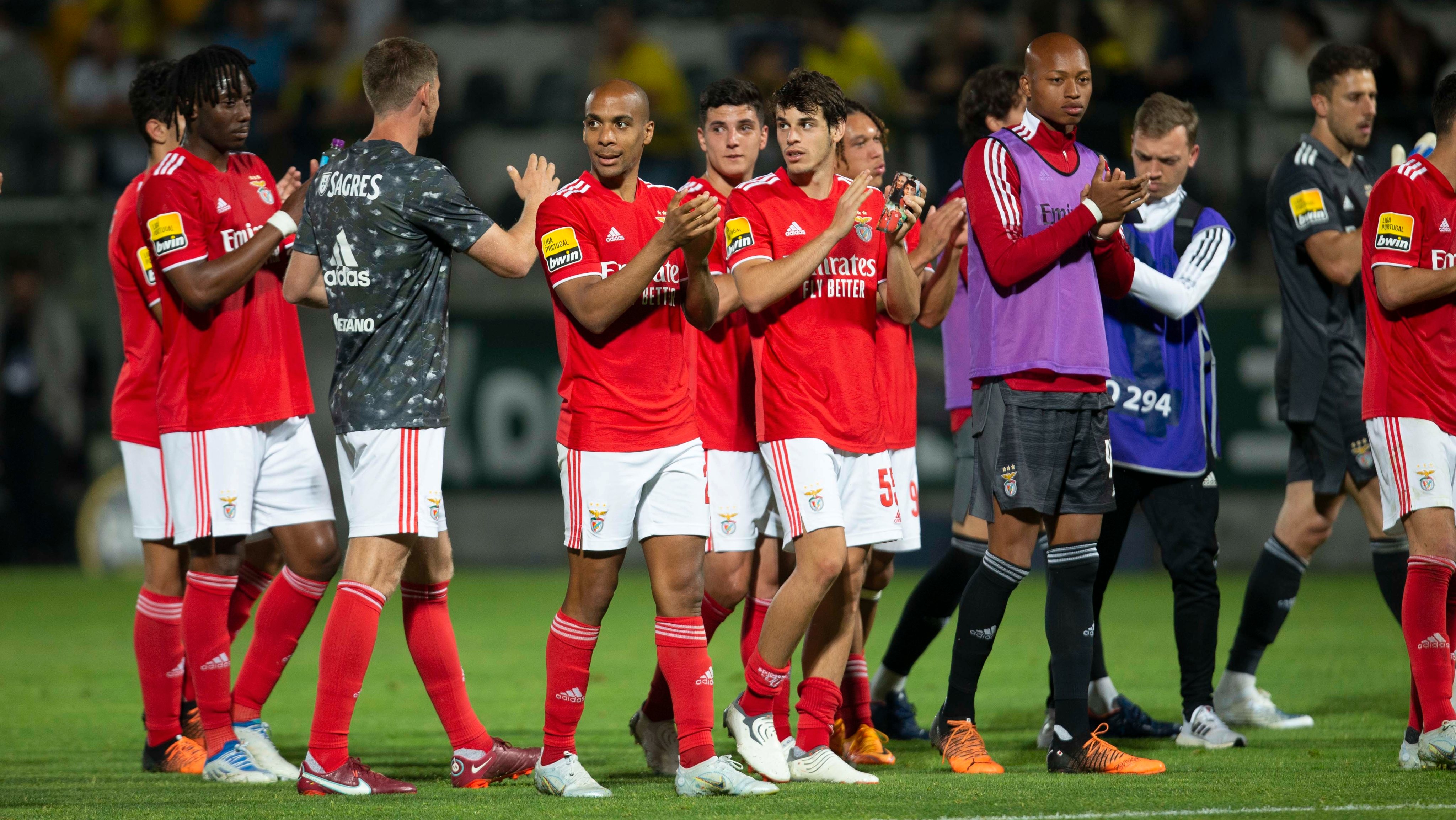 Benfica terminou da melhor forma a temporada com uma vitória em Paços de Ferreira que marcou a despedida de Nelson Veríssimo do comando técnico