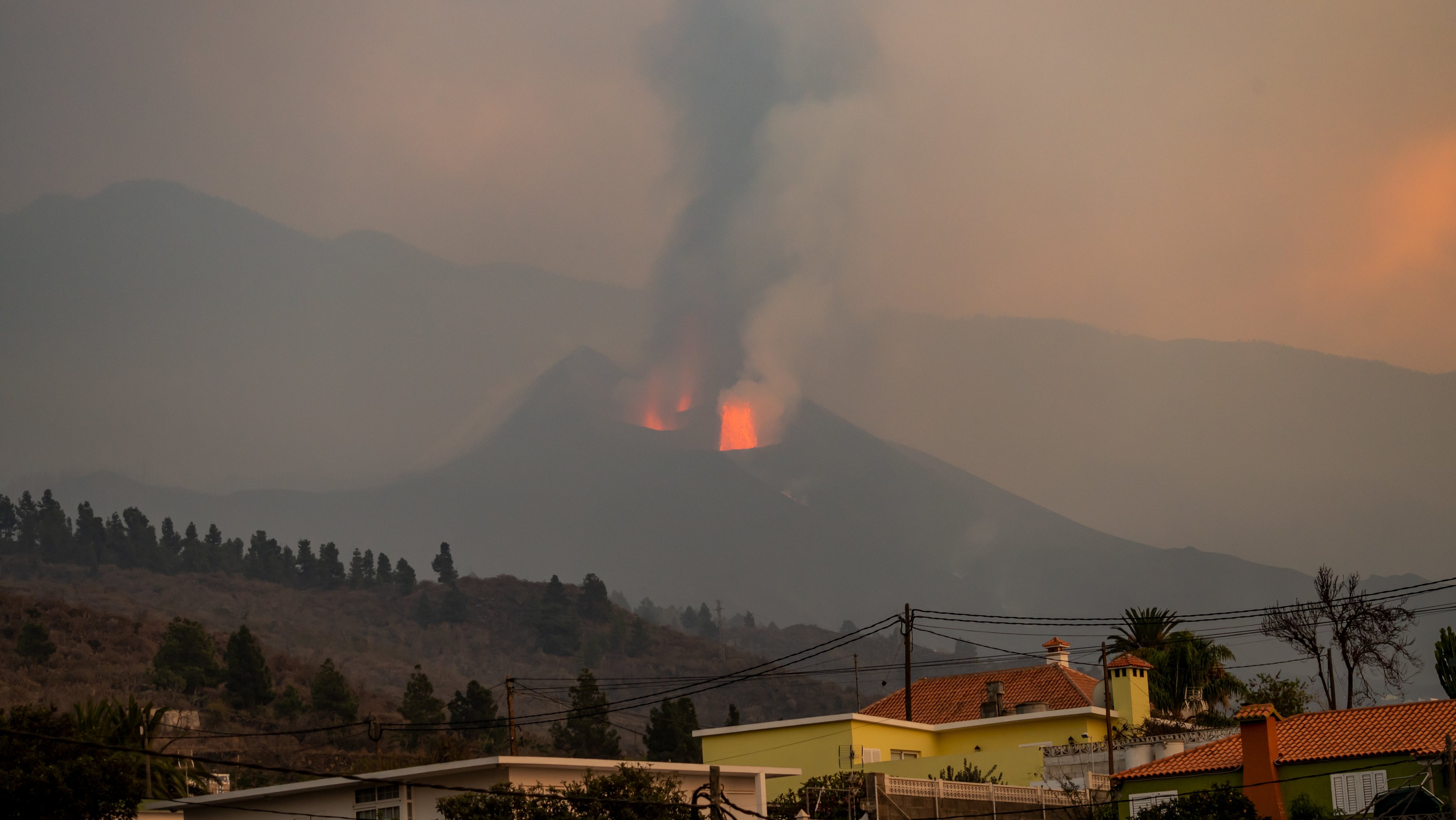 Volcanic Ash And New Eruptions Grounds Flights On Spain&#039;s Canary Island Of La Palma