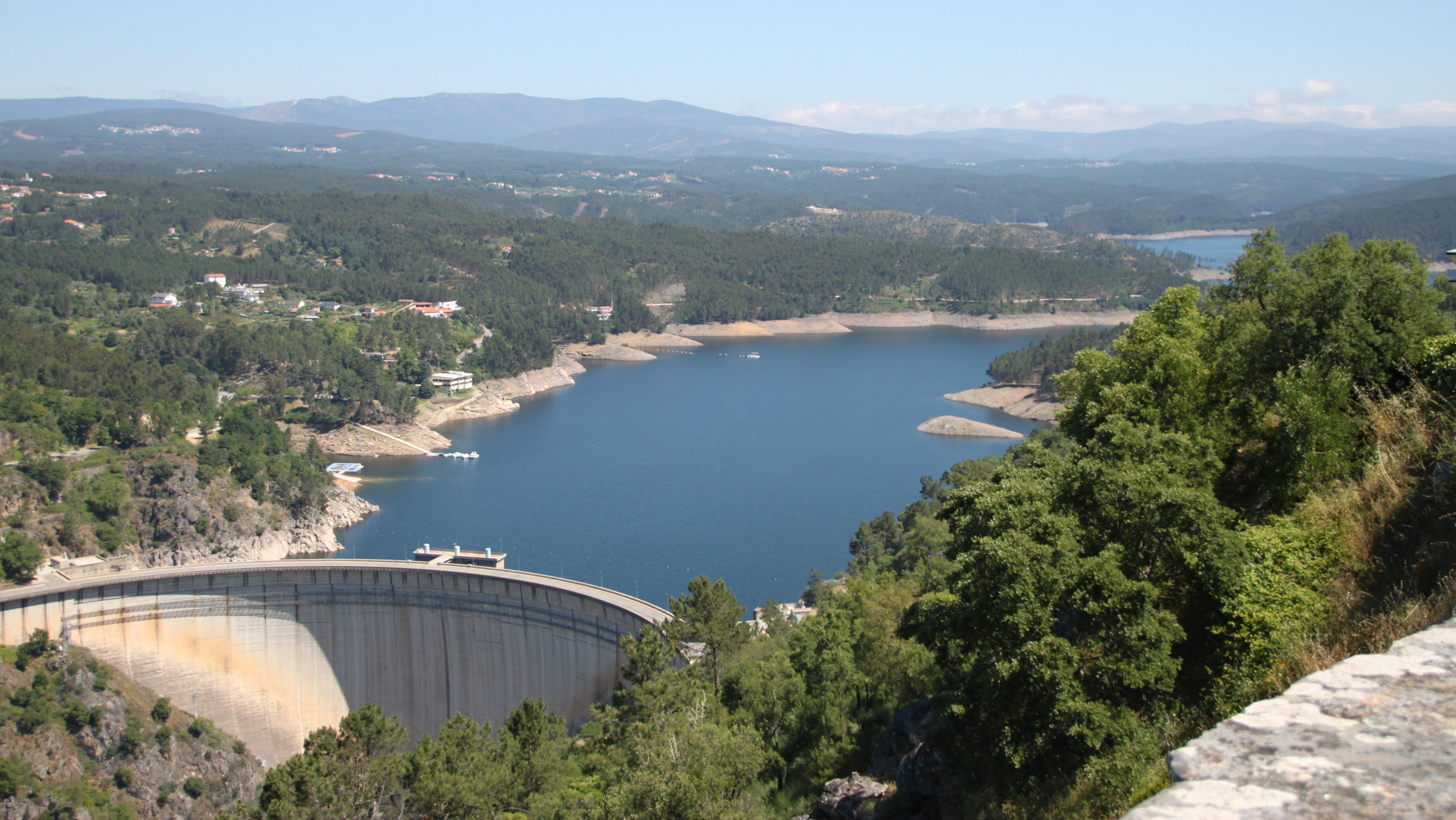 A barragem do Cabril foi uma das cinco agora proibidas temporariamente de produzir eletricidade para dar prioridade ao abastecimento das populações