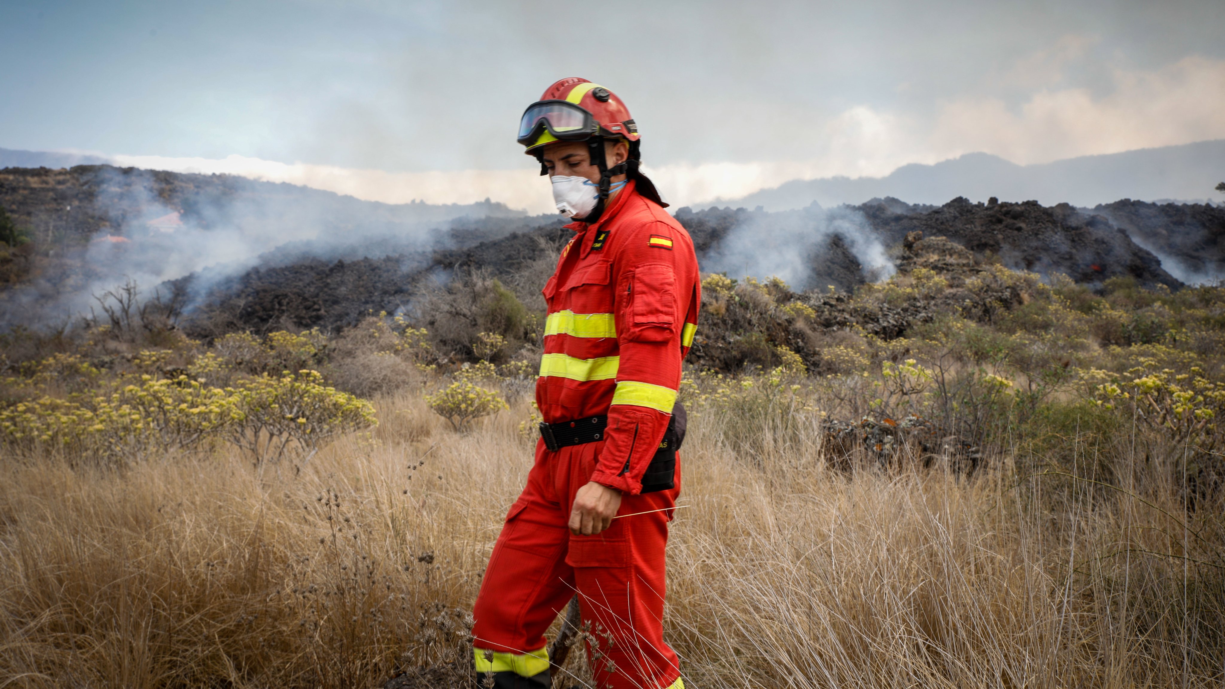 Bombeiro nos incêndios provocados pela erupção do Vulcão Cumbre Vieja, na ilha de La Palma, Espanha