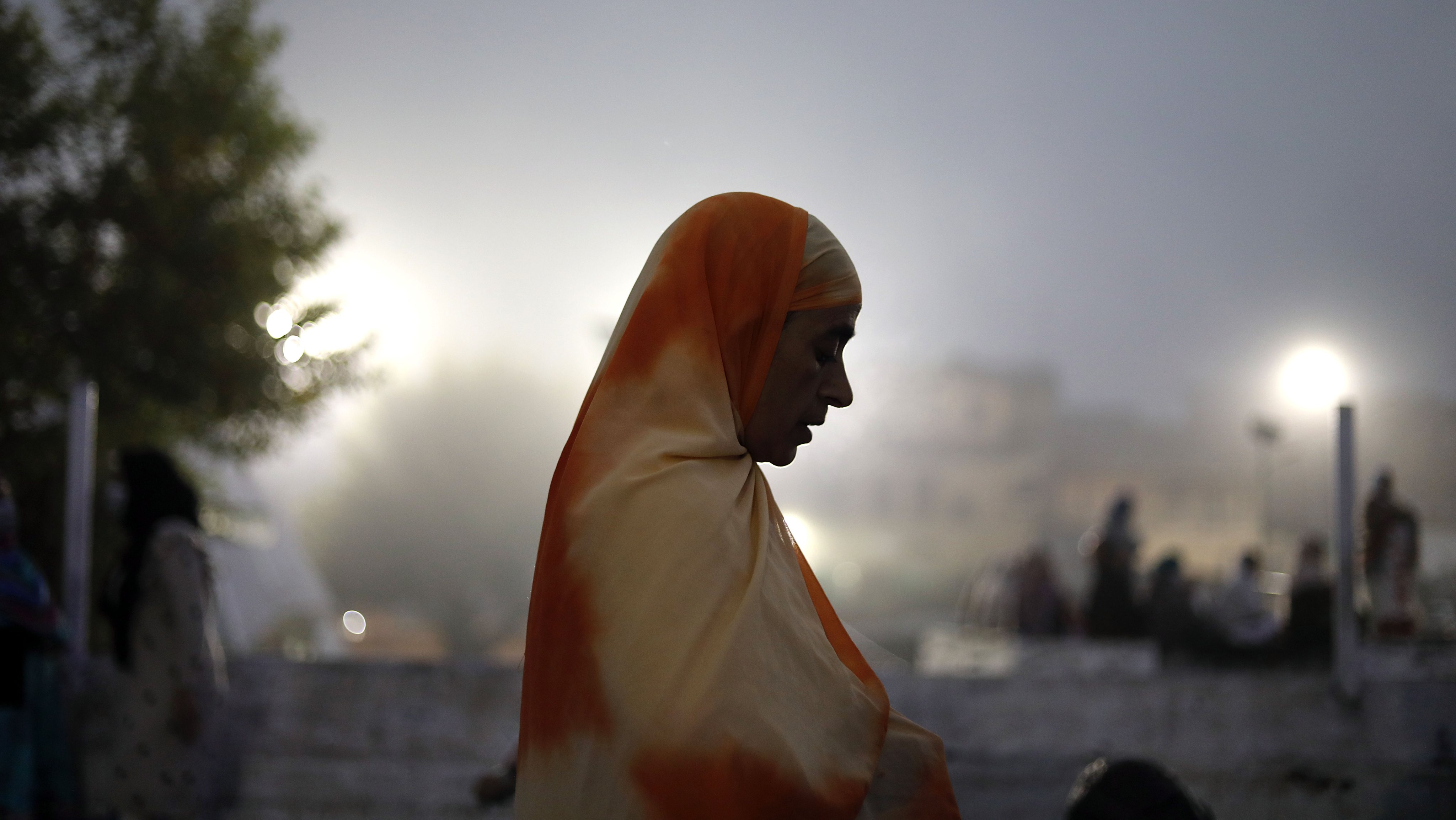 Mulher muçulmana a rezar, em Caxemira, na Índia