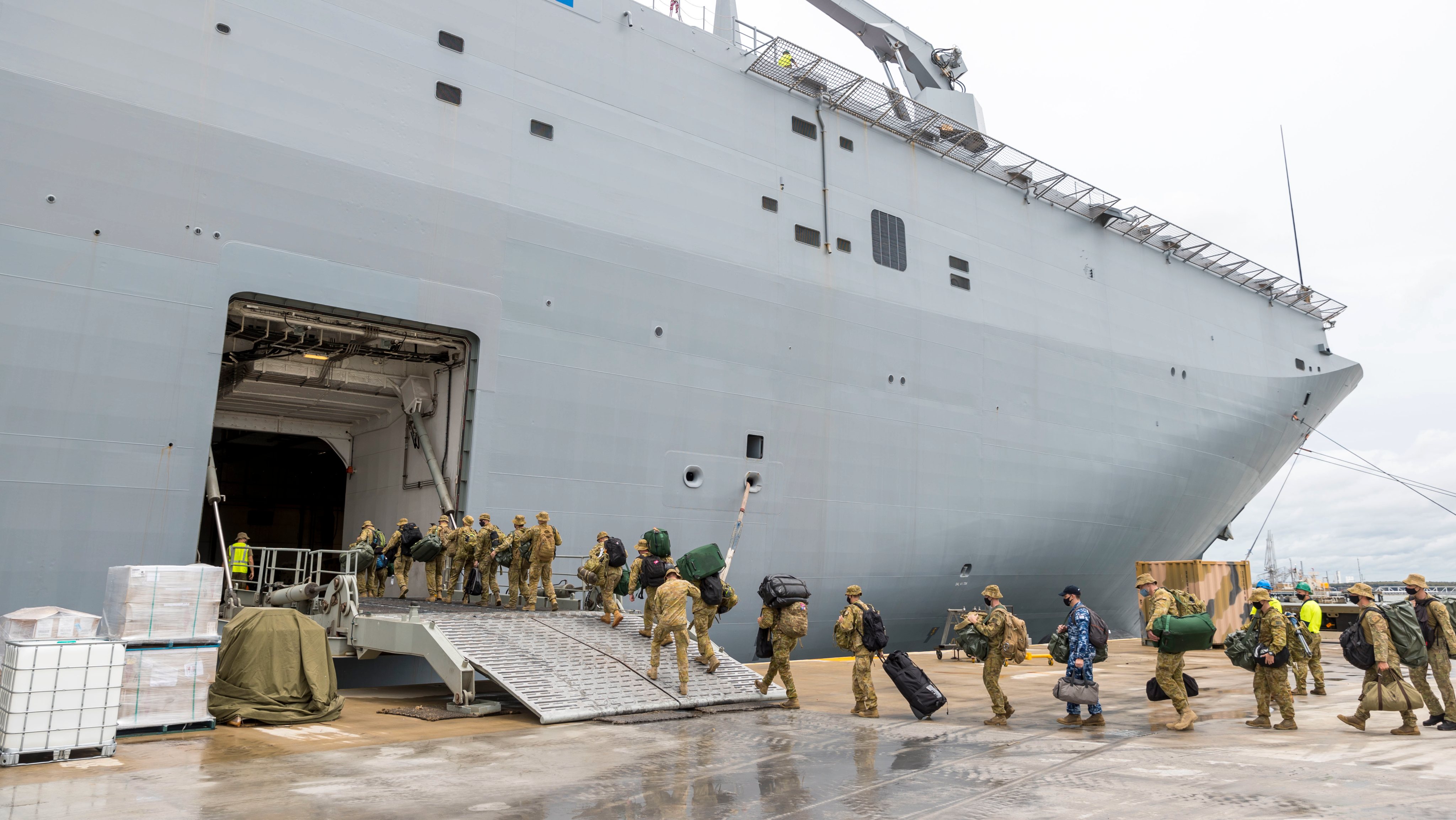 O navio australiano HMAS Adelaide, que partiu de Brisbane na sexta-feira para prestar auxílio à população de Tonga