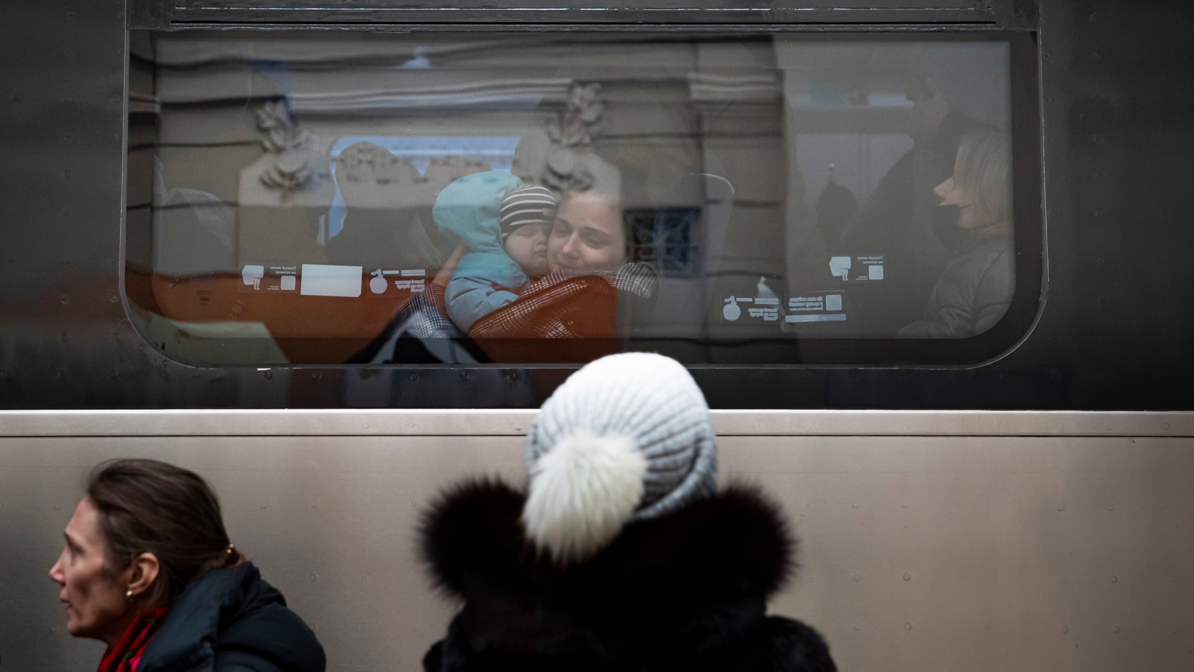 Reportagem na Estação de Comboios de Lviv, na Ucrânia. As pessoas nesta estação esperam e desesperam por um comboio que os leve para a Polónia. Os homens têm de ficar devido à Lei Marcial que proíbe os homens entre dos 18 e os 60 anos de saírem do país. A Rússia, a mando do seu presidente, Vladimir Putin, invadiu a Ucrânia no passado dia 24 de fevereiro de 2022. Lviv, Ucrânia, 25 de fevereiro de 2022. JOÃO PORFÍRIO/OBSERVADOR
