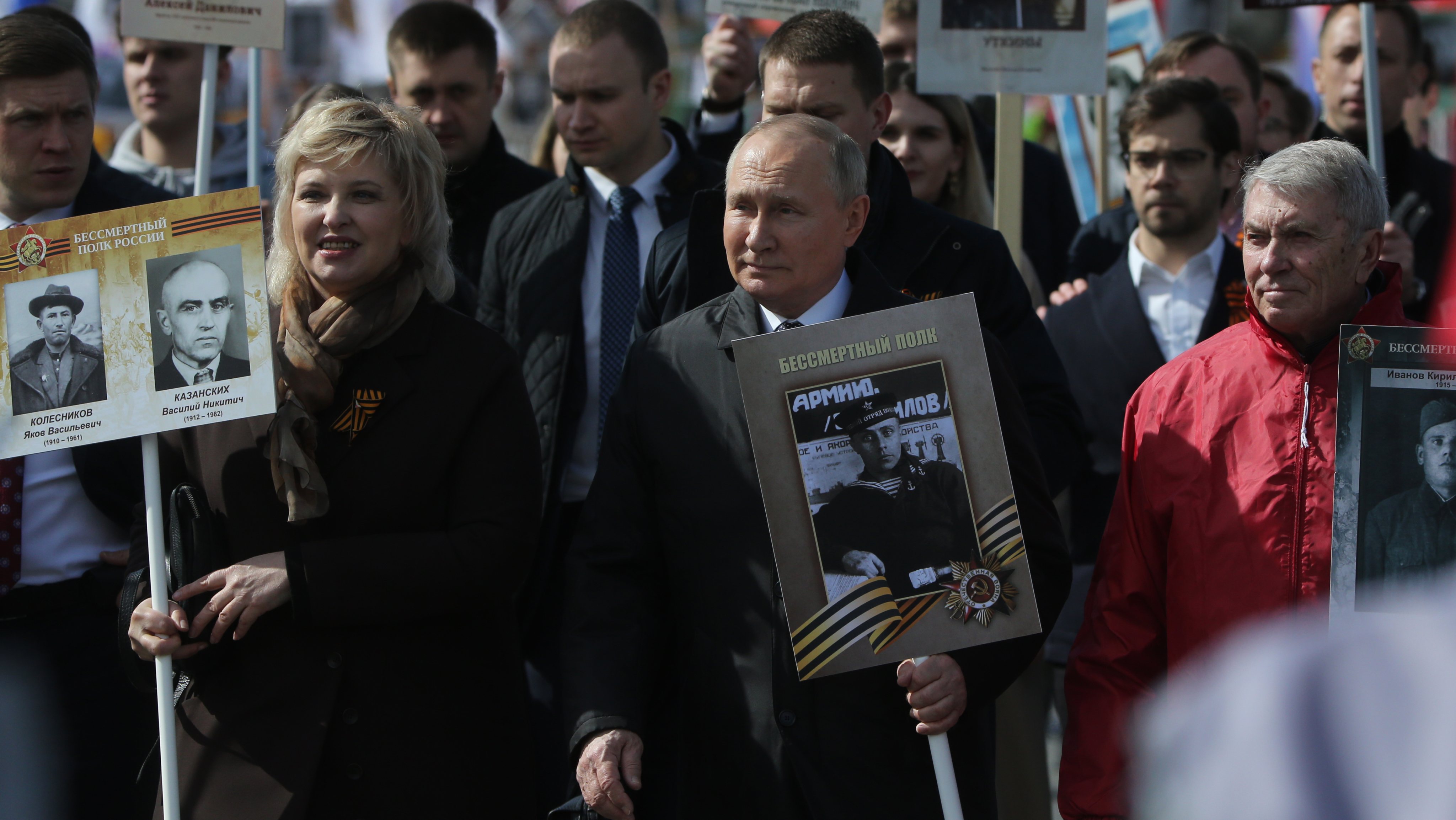 Putin no desfile pelas ruas de Moscovo com fotografias de pessoas que morreram na II Guerra Mundial