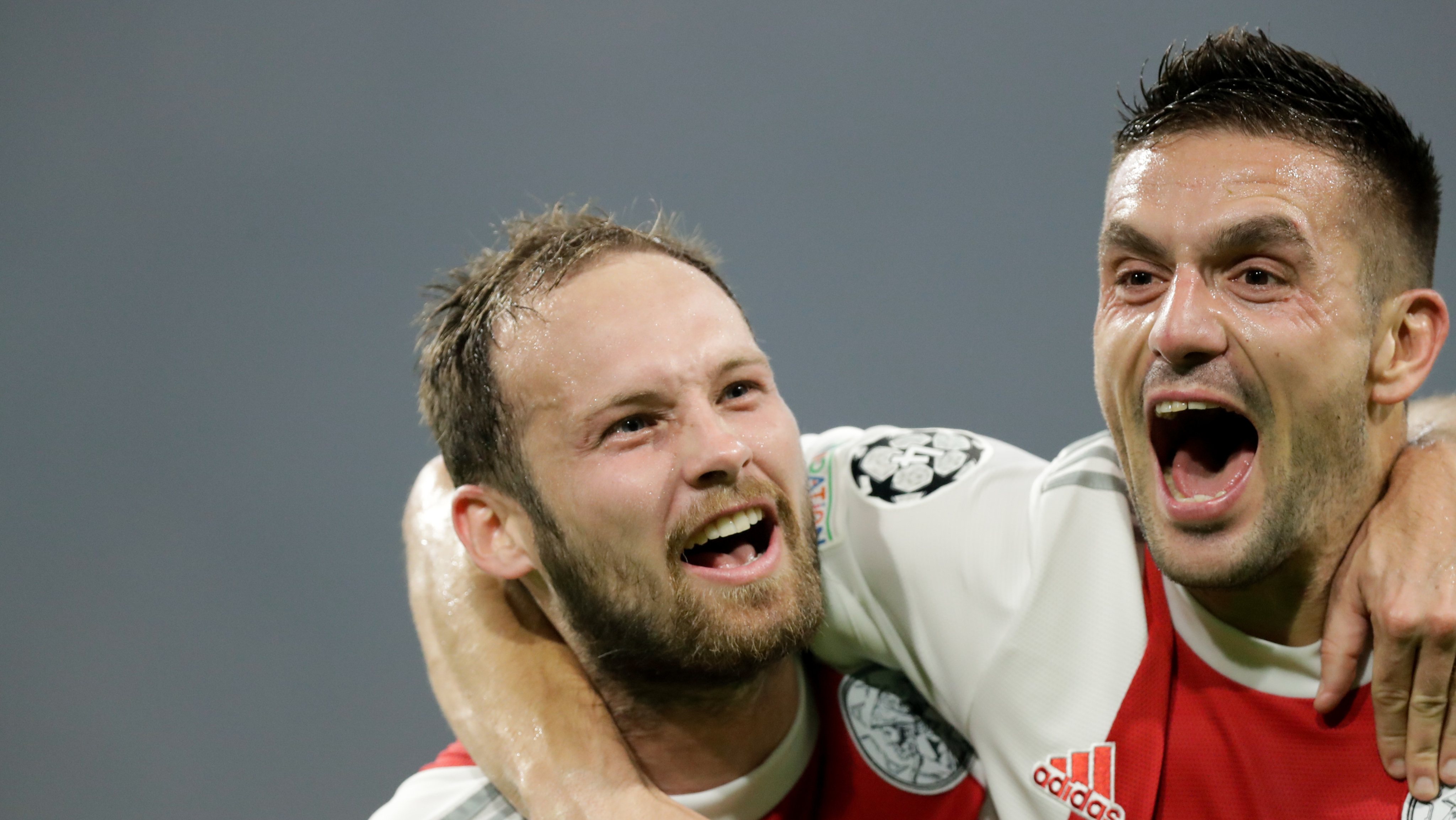 Blind e Tadic, dois dos mais experientes, festejam um dos golos do Ajax