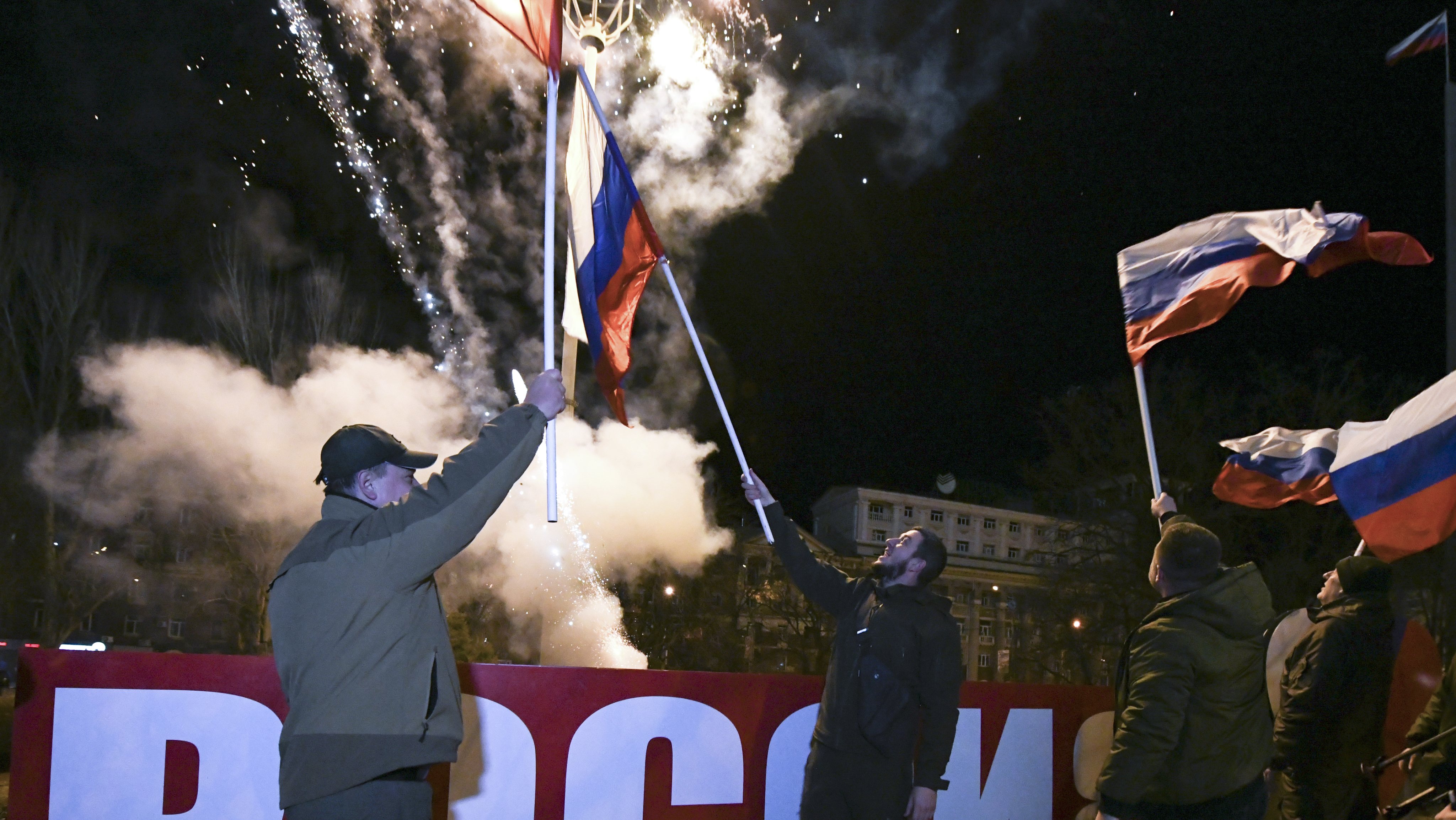 Donetsk residents celebrate signing decrees recognizing independence of Donetsk and Lugansk People&#039;s Republics