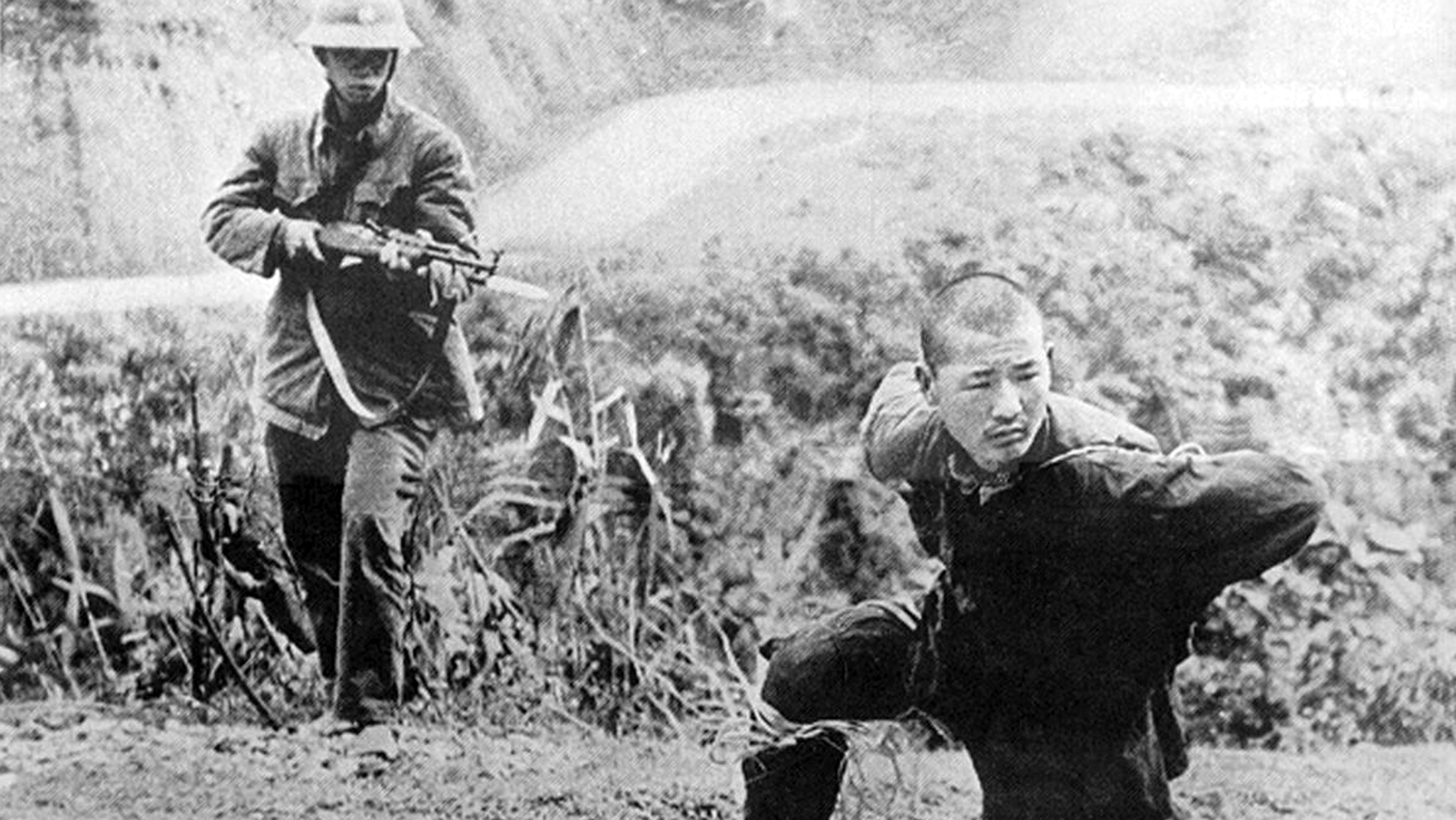 Vietnam/China: Chinese PLA soldier captured by Vietnamese militiaman, Third Indochina War, 1979