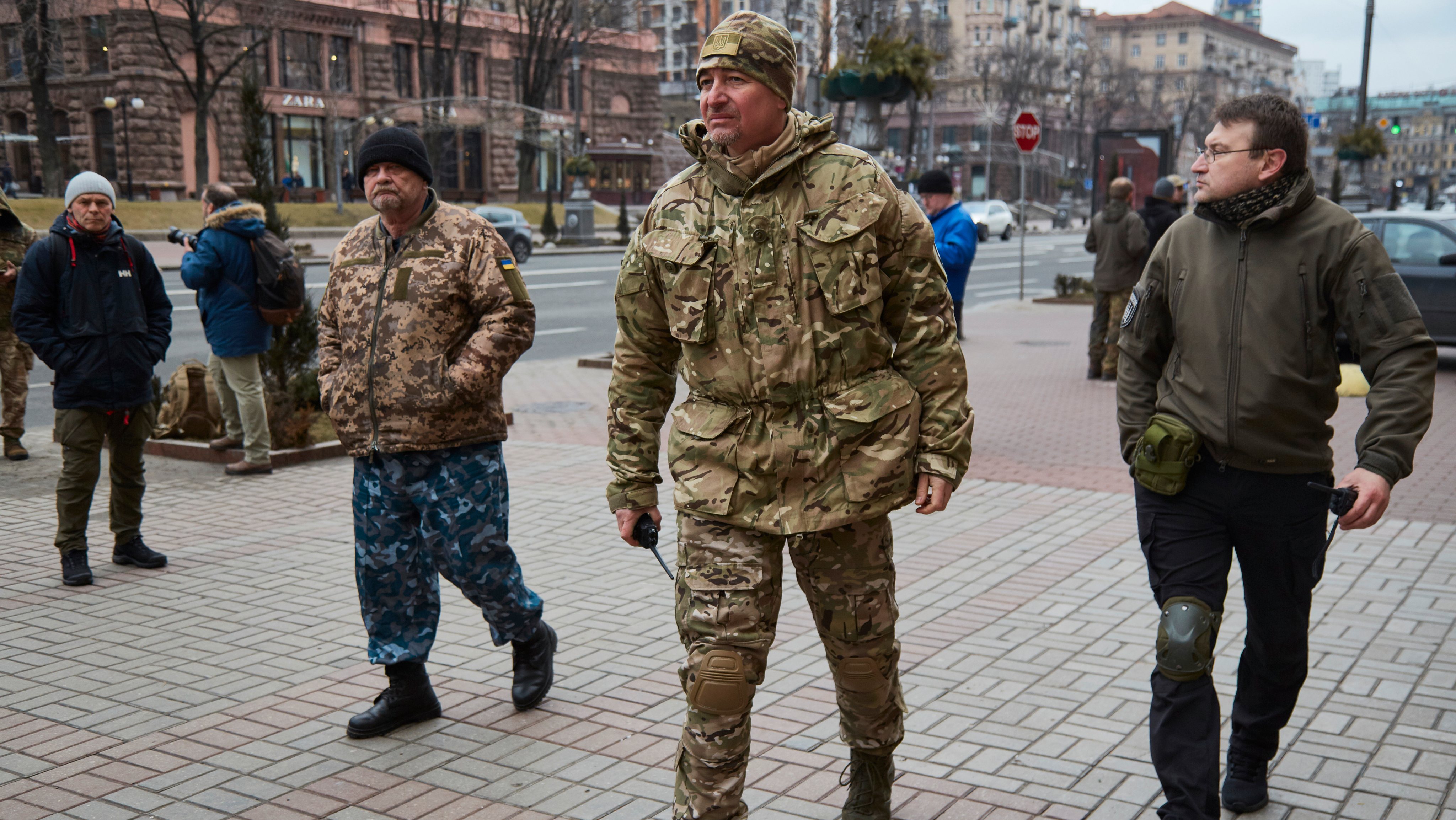 Elementos paramilitares ucranianos preparam posições de defesa em Kiev