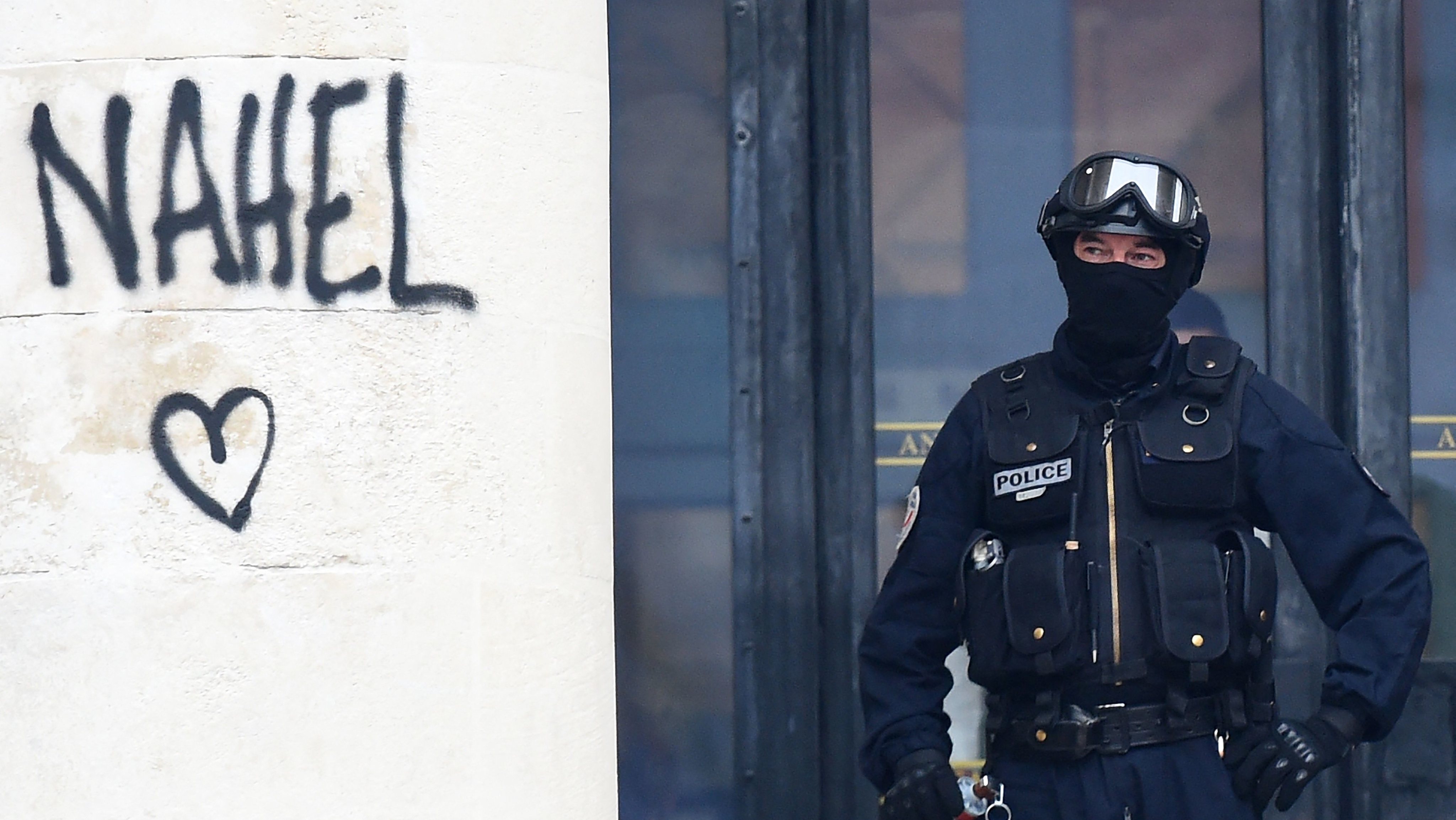 Carro policial é incendiado durante manifestação em Paris