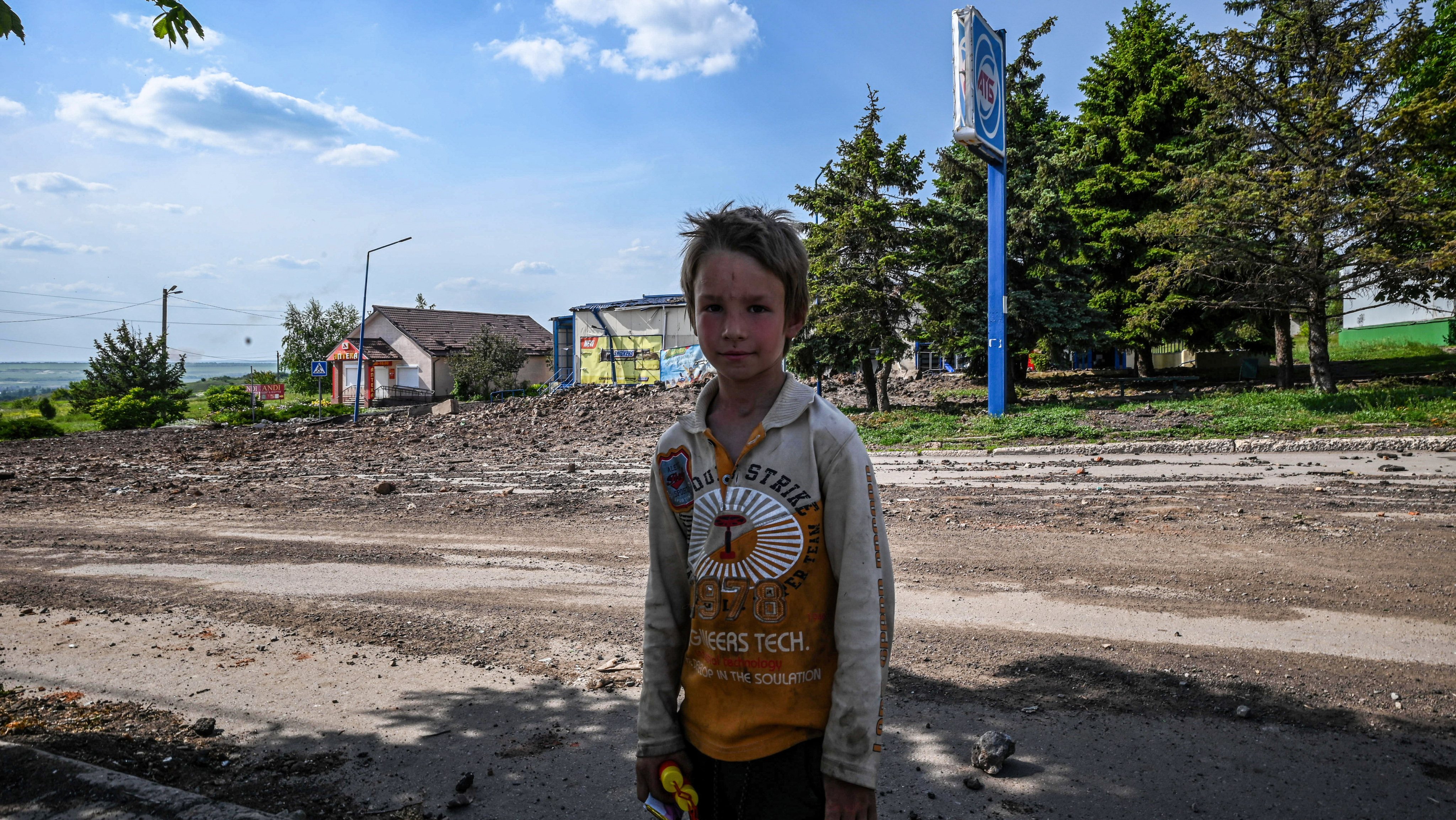 A child is on a desert street of Soledar