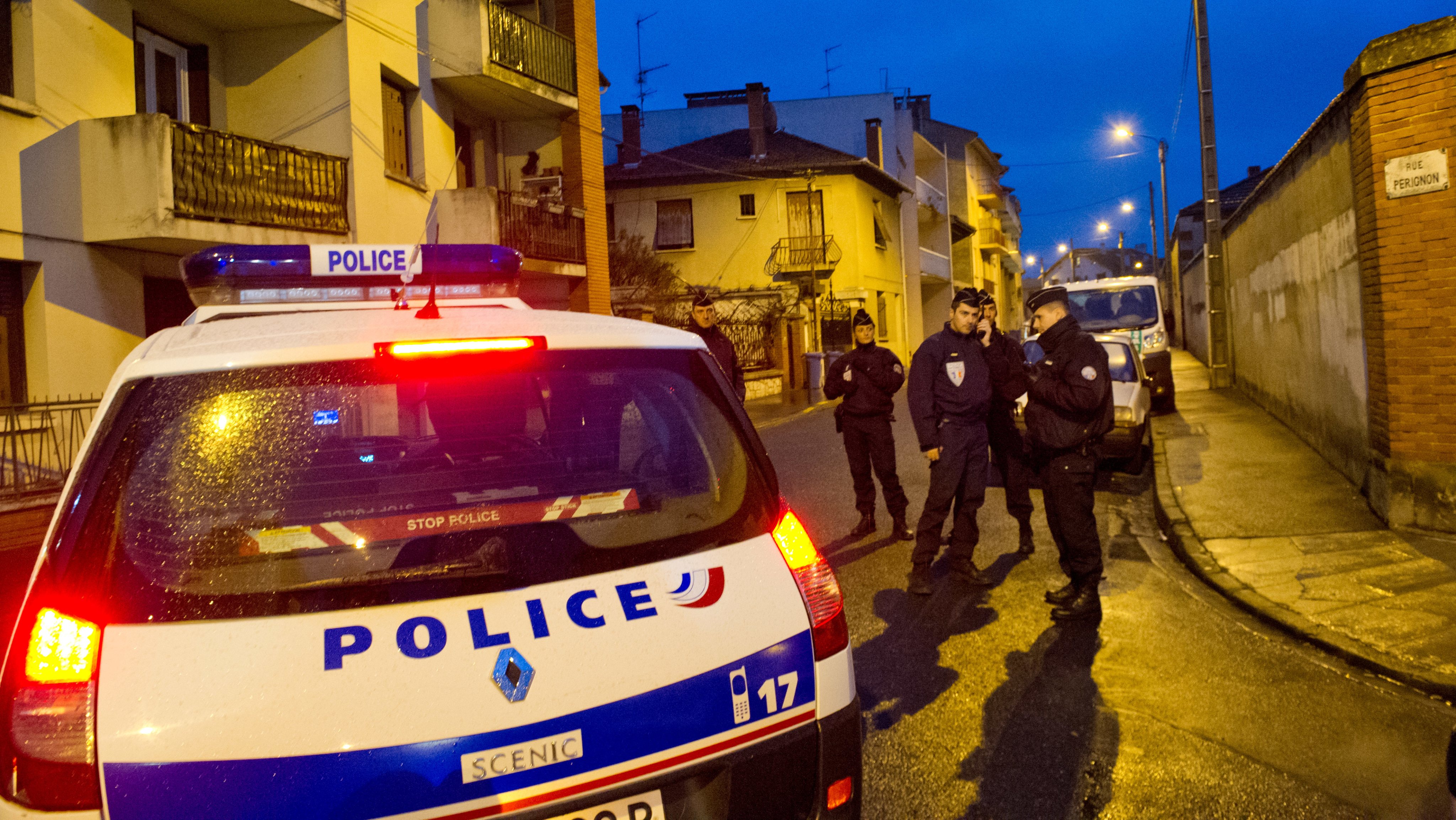 Nua, com ossos partidos e cabelo rapado polícia francesa salva mulher que terá sido mantida em cativeiro pelo marido desde 2011 foto