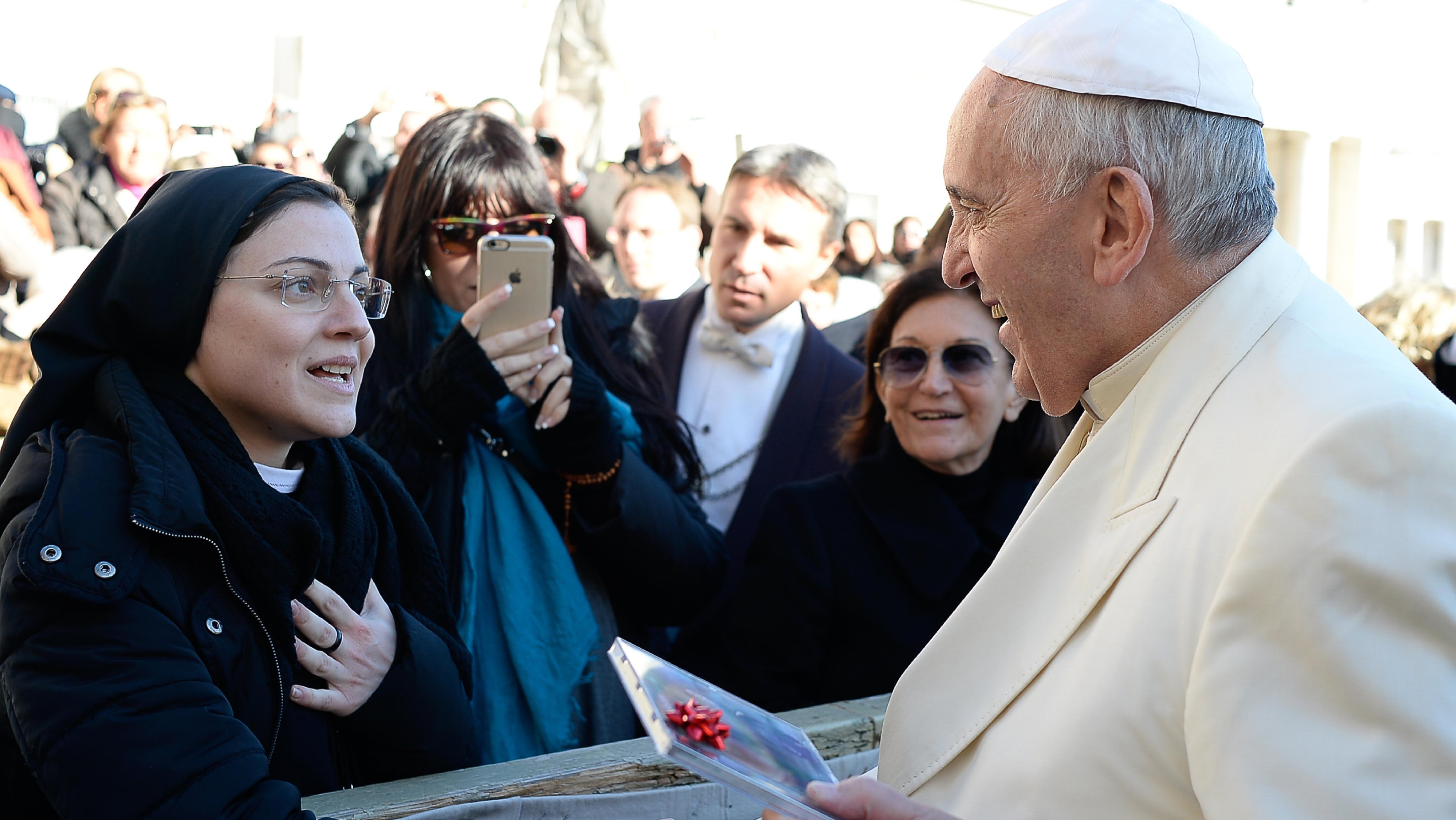 Soeur Cristina offre son disque au pape François