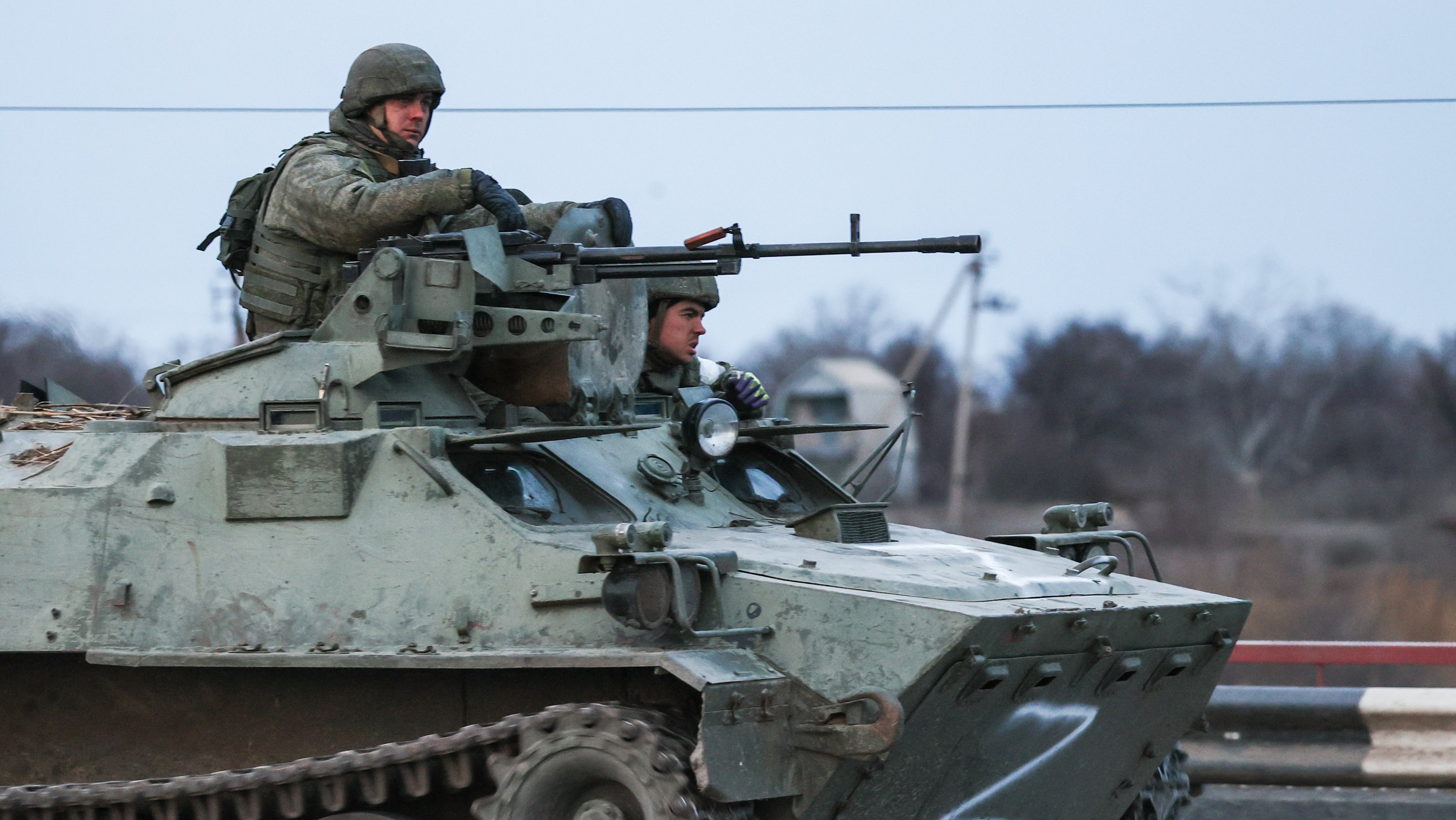 Tanques russos deslocam-se no norte da Crimeia