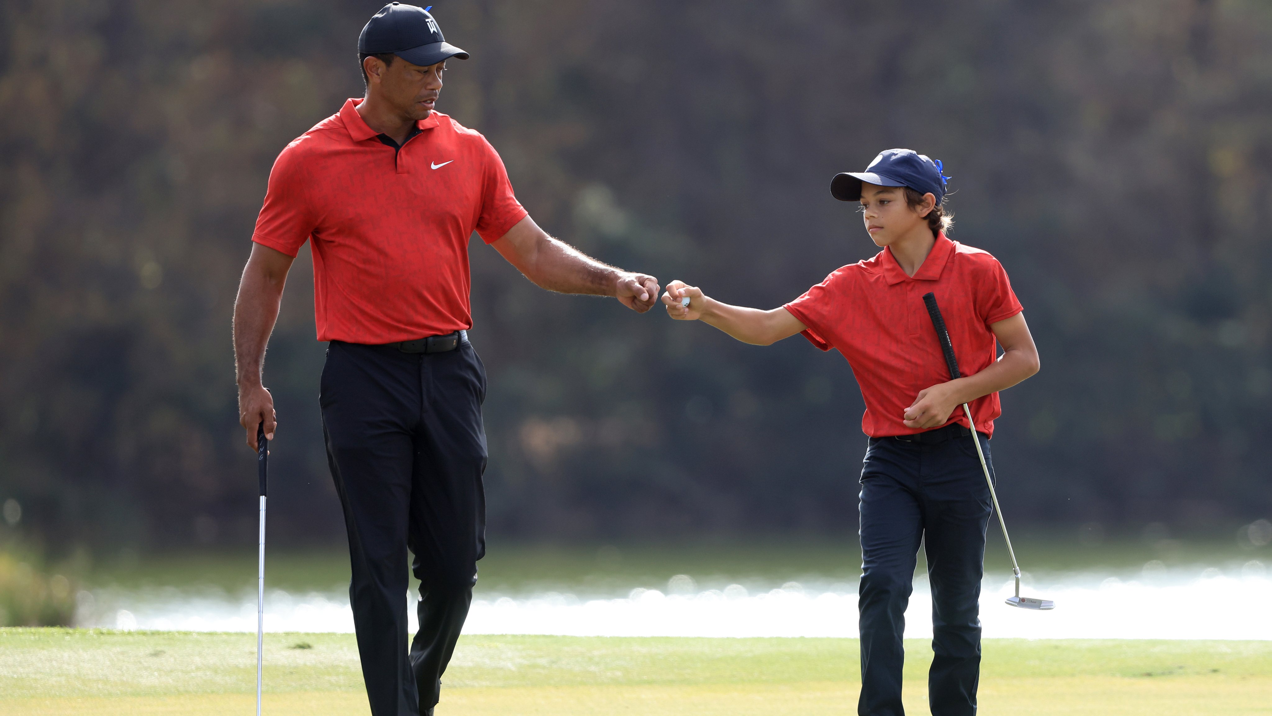 Tiger Woods regressou aos greens com o filho Charlie, de 12 anos, para participar no PNC Championship