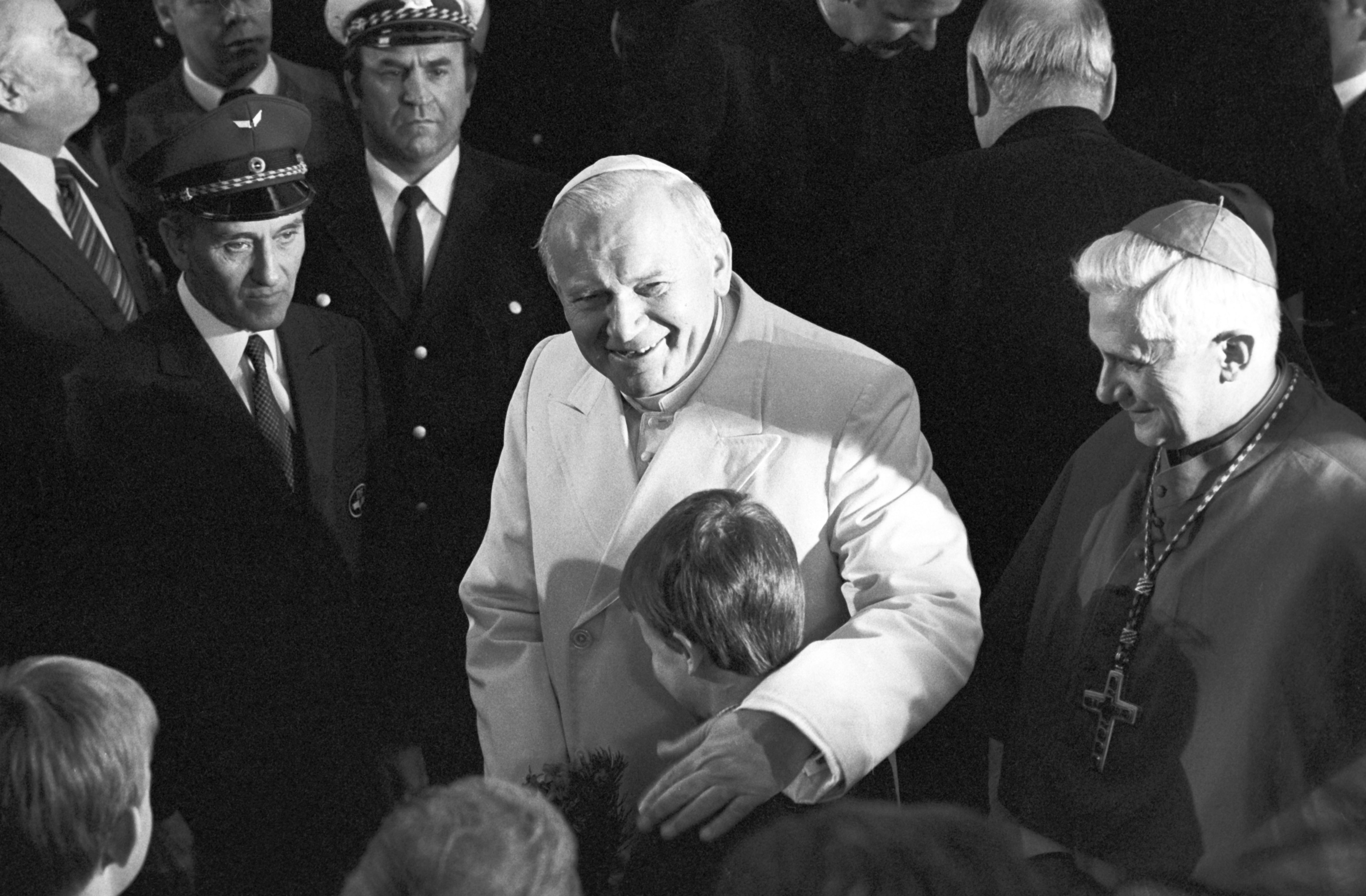 Pope John Paul II. visits Bavaria: Arrival with Archbishop Ratzinger in Munich