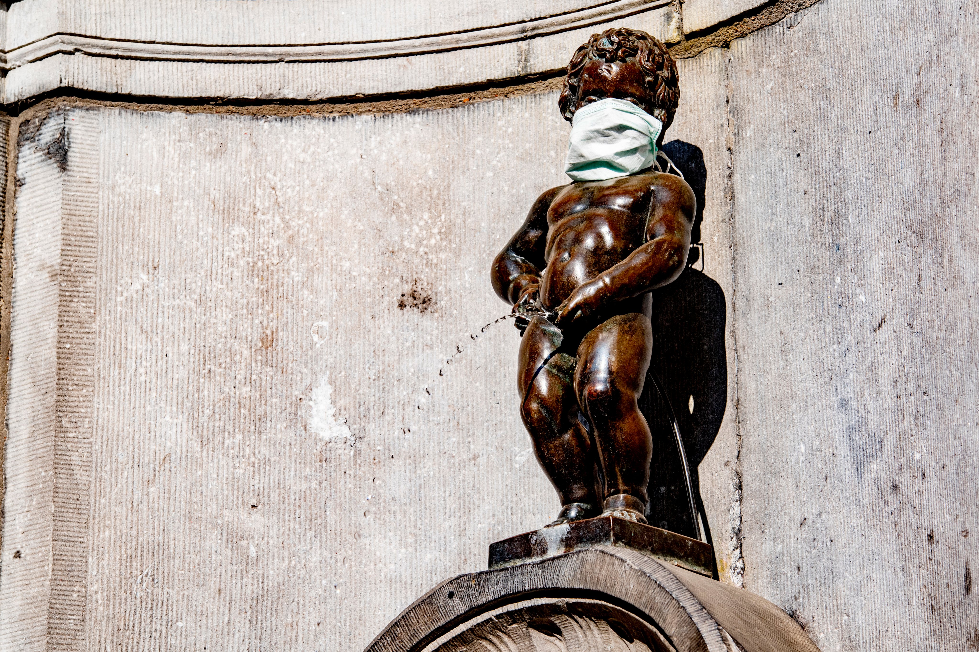 Manneken-Pis wears a protective mask in support of the
