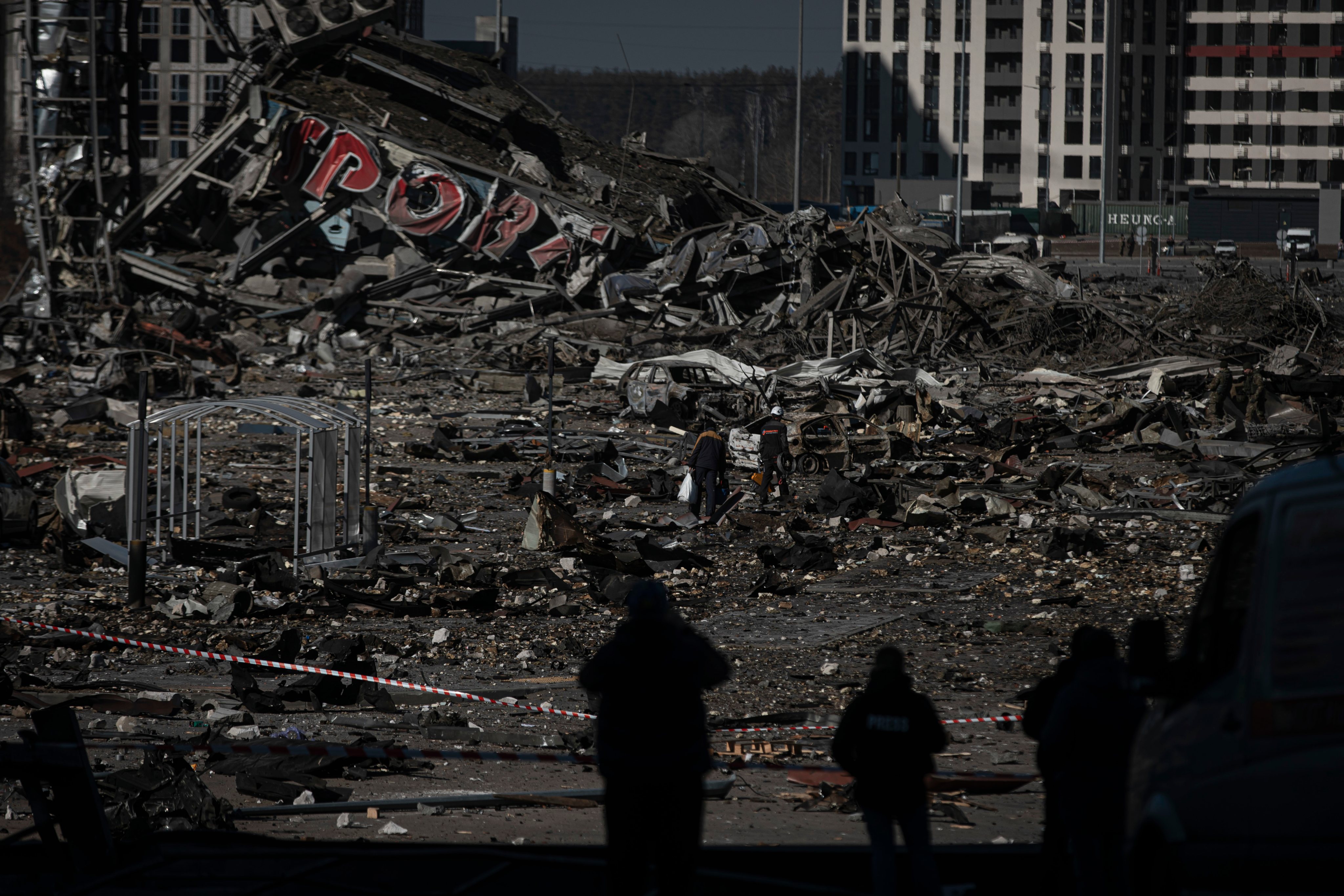 Reportagem num centro comercial que foi bombardeado a poucos quilómetros do centro da cidade que é capital da Ucrânia. Estão confirmados oito mortos. A Rússia, a mando do seu presidente, Vladimir Putin, invadiu a Ucrânia no passado dia 24 de fevereiro de 2022. Kiev, Kyiv, Ucrânia, 21 de março de 2022. JOÃO PORFÍRIO/OBSERVADOR