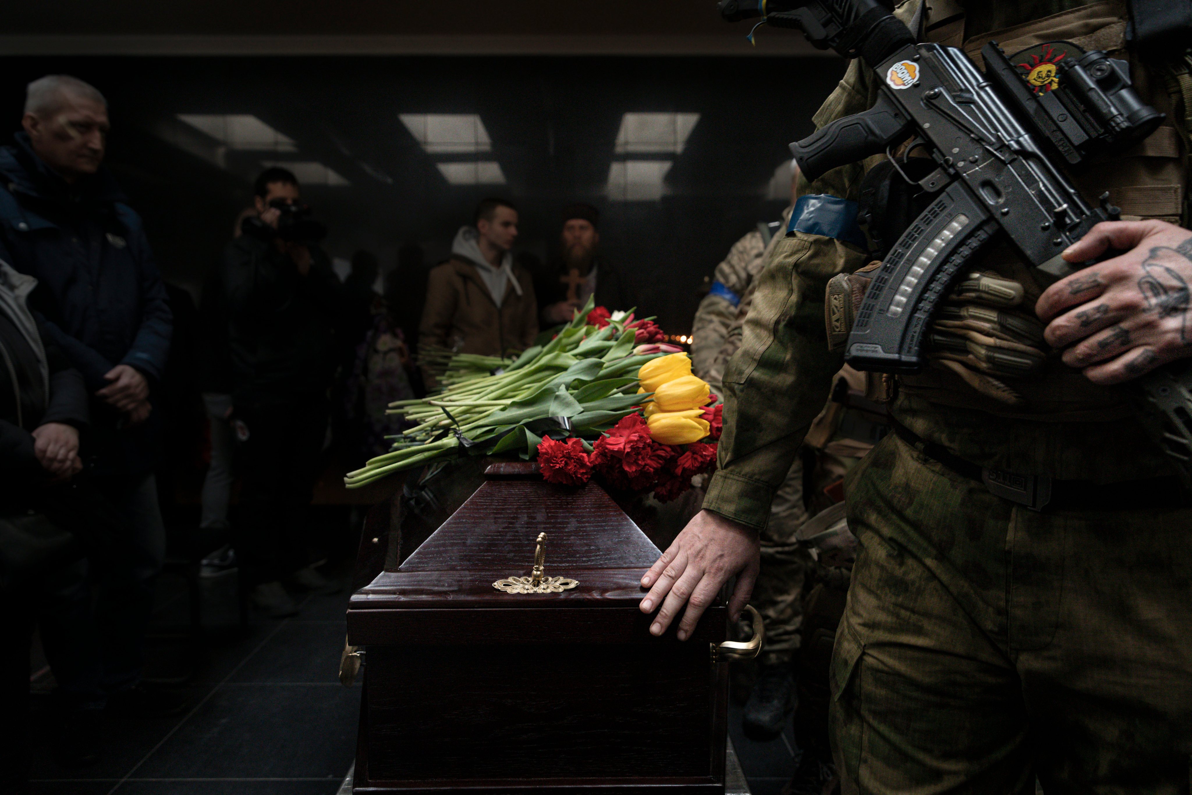 Reportagem no funeral de um militar que morreu durante combates contra as tropas russas. A Rússia, a mando do seu presidente, Vladimir Putin, invadiu a Ucrânia no passado dia 24 de fevereiro de 2022. Kiev, Ucrânia, 20 de março de 2022. JOÃO PORFÍRIO/OBSERVADOR