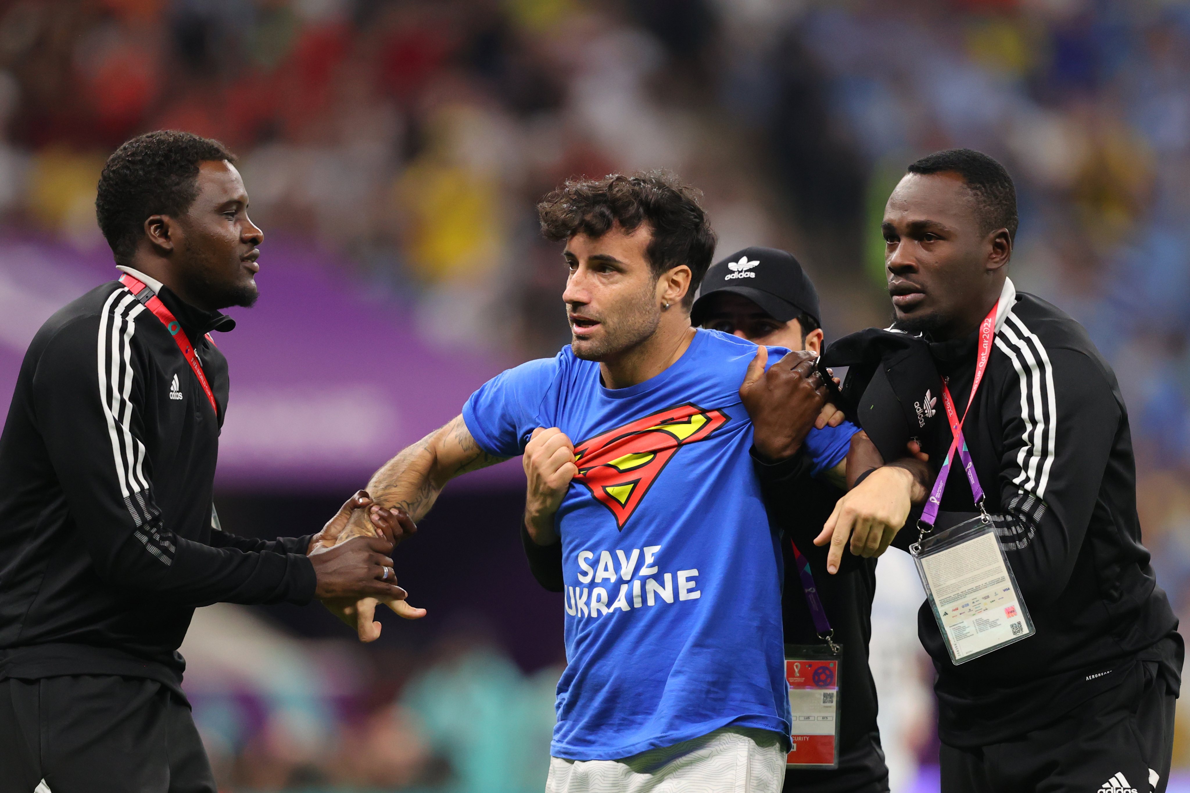 Copa do Mundo: torcedor invade jogo de Portugal x Uruguai com bandeira  LGBTQIAP+