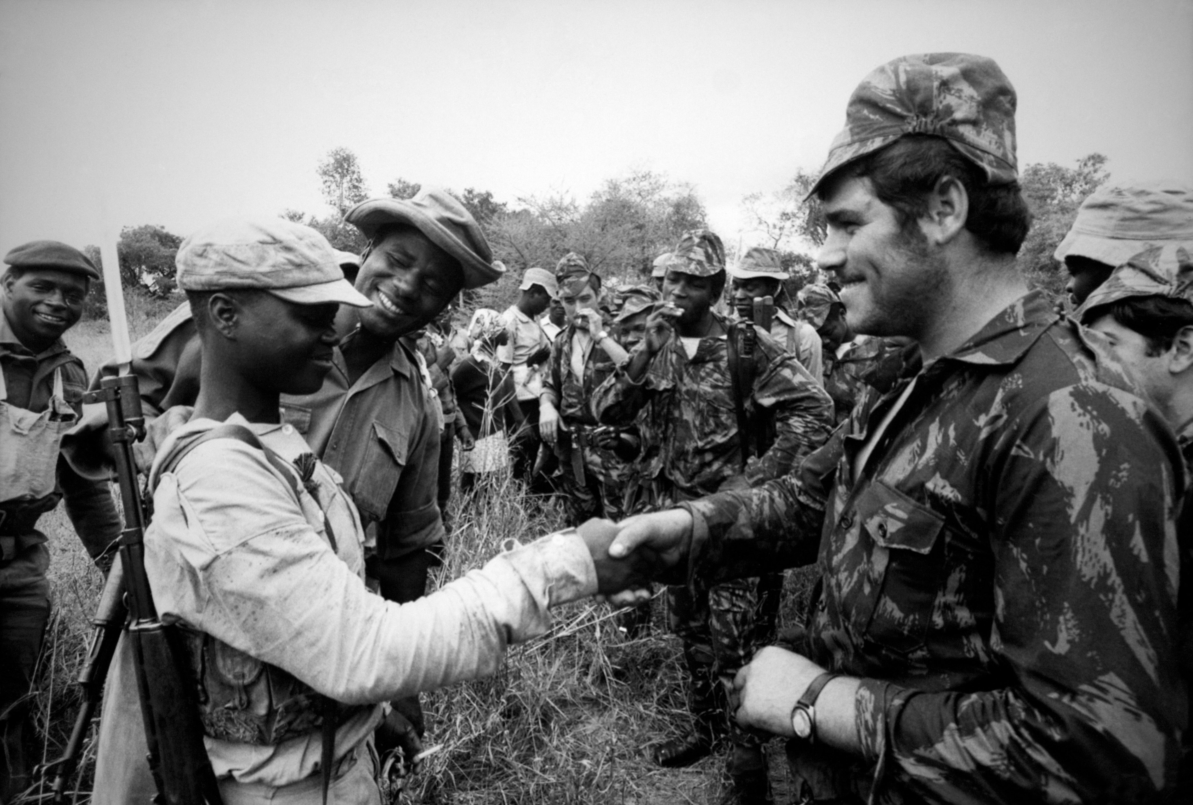 Fraternisation entre Portugais et guérilleros au Mozambique