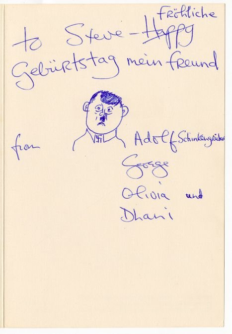 Cartão de aniversário escrito à mão e assinado pelo guitarrista George Harrison que inclui um esboço de Adolf Hitler