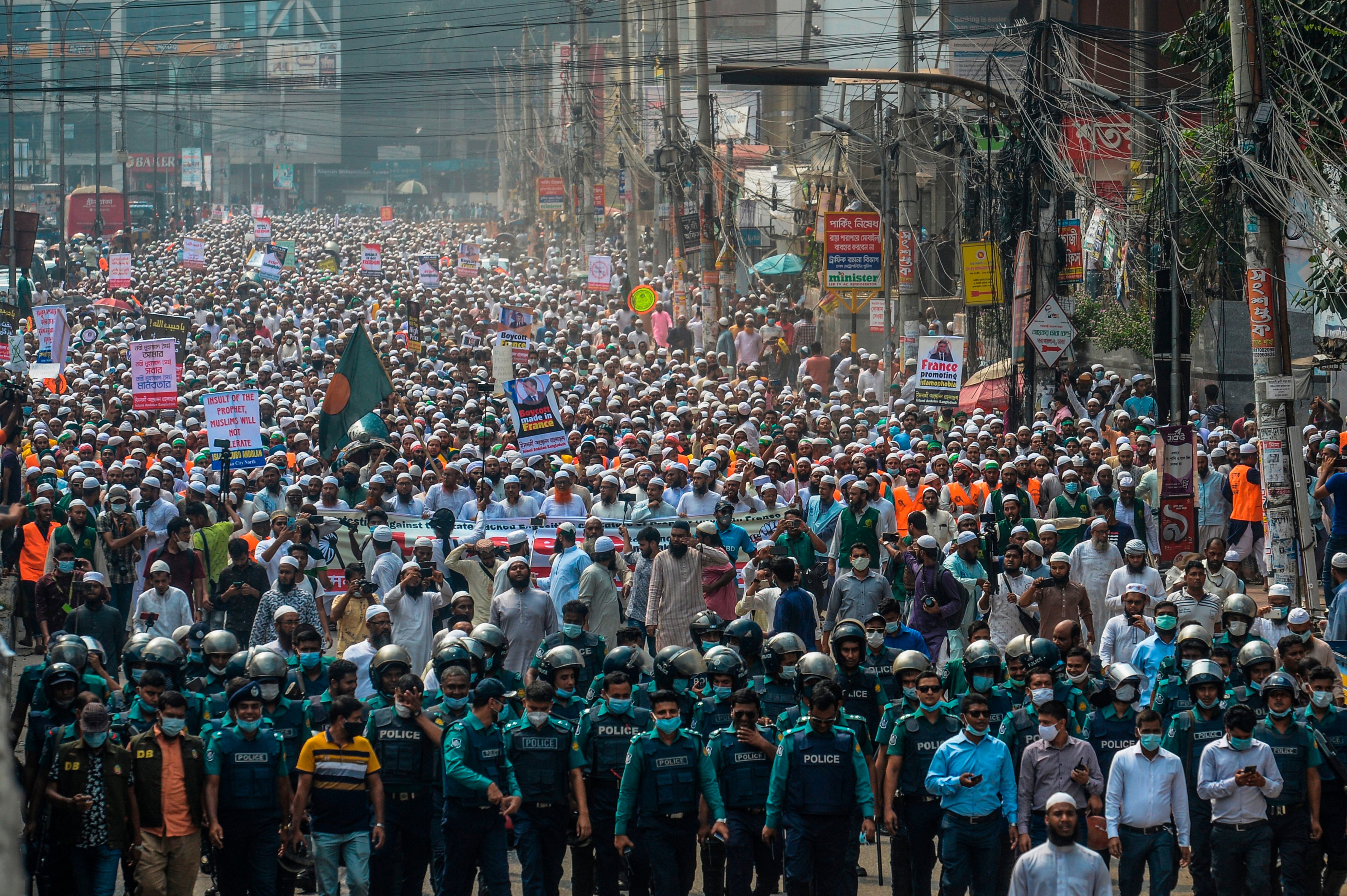 TOPSHOT-BANGLADESH-FRANCE-DIPLOMACY-RELIGION-ISLAM-PROTEST