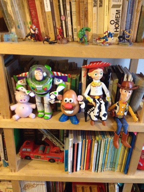 O elenco de Toy Story no quarto de Jorge