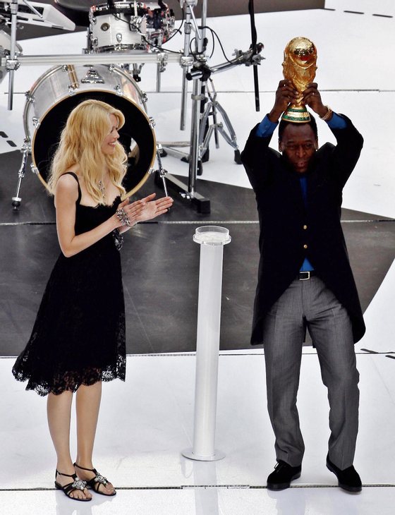 Munich, GERMANY:  Brazil's football legend Pele and German top model Claudia Schiffer joke on the stage during opening festivities at Munich's World Cup Stadium ahead of the opening 2006 World Cup match between host Germany and Costa Rica, 09 June 2006. The month-long football extravaganza involving the world's top 32 teams begins in Munich and finishes with the final in Berlin 09 July.  AFP PHOTO / DDP / TORSTEN SILZ  (Photo credit should read TORSTEN SILZ/AFP/Getty Images)