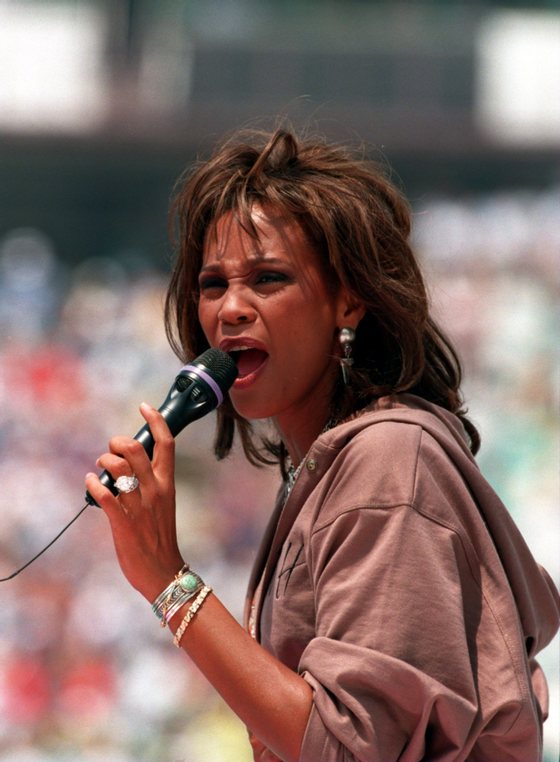 17 JUL 1994 :  WHITNEY HOUSTON SINGS DURING THE CLOSING CEREMONY OF THE WORLD CUP BEFORE THE ITALY V BRAZIL 1994 WORLD CUP FINAL AT THE ROSE BOWL STADIUM IN PASADENA CALIFORNIA. Mandatory Credit: Billy Stickland/ALLSPORT