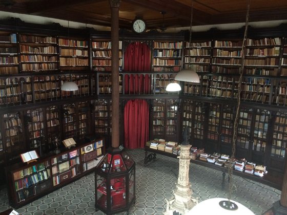 O Gabinete PortuguÃªs de Leitura tem 22 mil livros. 12 mil estÃ£o neste momento na biblioteca, os restantes a serem catalogados