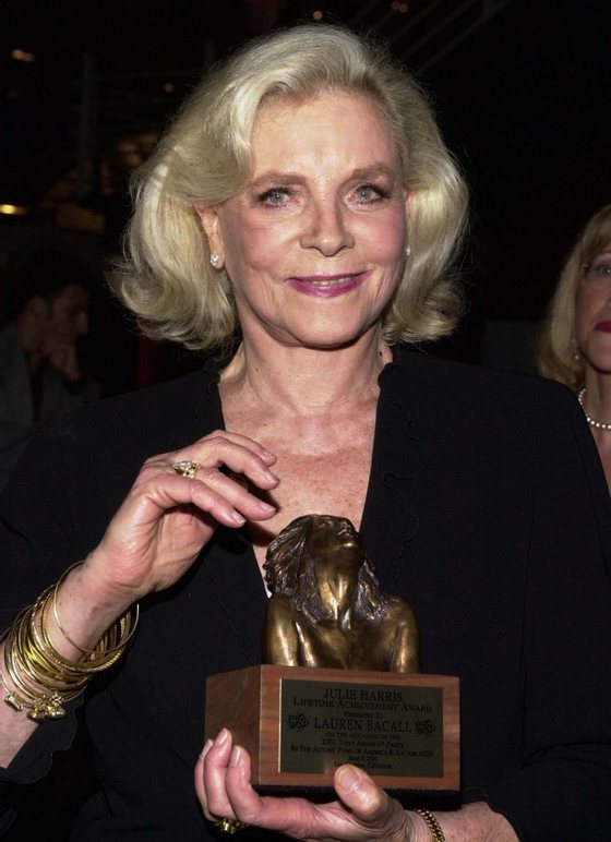 US actress Lauren Bacall poses with the Julie Harris Lifetime Achievement Award she received at the 2001 Los Angeles Tony Awards Party in Santa Monica, California, 03 June 2001.   AFP PHOTO/Lucy NICHOLSON        (Photo credit should read LUCY NICHOLSON/AFP/GettyImages)