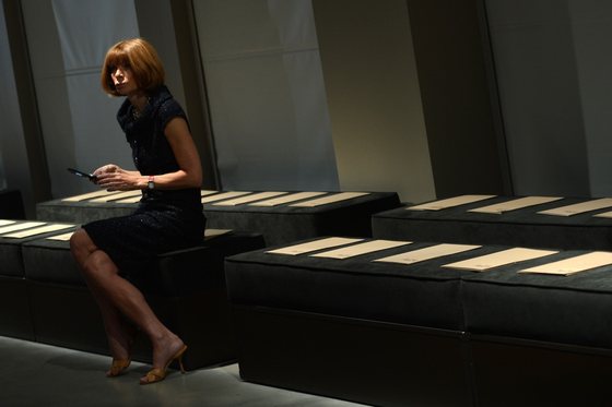 US Vogue editor in chief Anna Wintour sits alone on the front row prior the Bottega Veneta Spring-Summer 2013 collection on September 22, 2012 during the Women's fashion week in Milan.   AFP PHOTO / FILIPPO MONTEFORTE        (Photo credit should read FILIPPO MONTEFORTE/AFP/GettyImages)