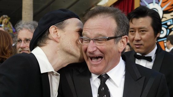 HOLLYWOOD, CA - FEBRUARY 29:  Actors Bob Goldthwait (L) and Robin Williams attend the 76th Annual Academy Awards at the Kodak Theater on February 29, 2004 in Hollywood, California.  (Photo by Carlo Allegri/Getty Images)